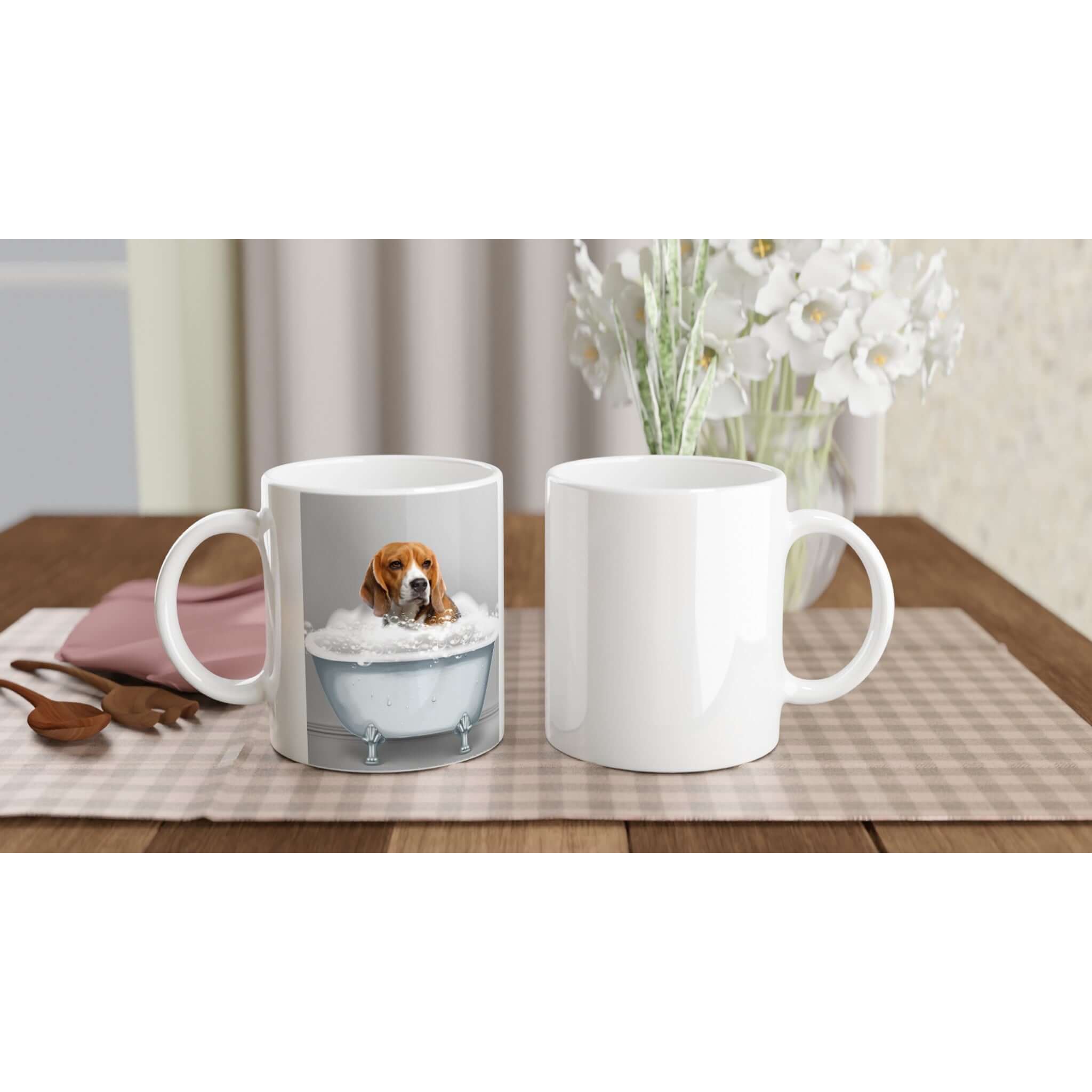 Mug en céramique avec portrait de chien en costume dans une baignoire, imprimé en France, sur table élégante.