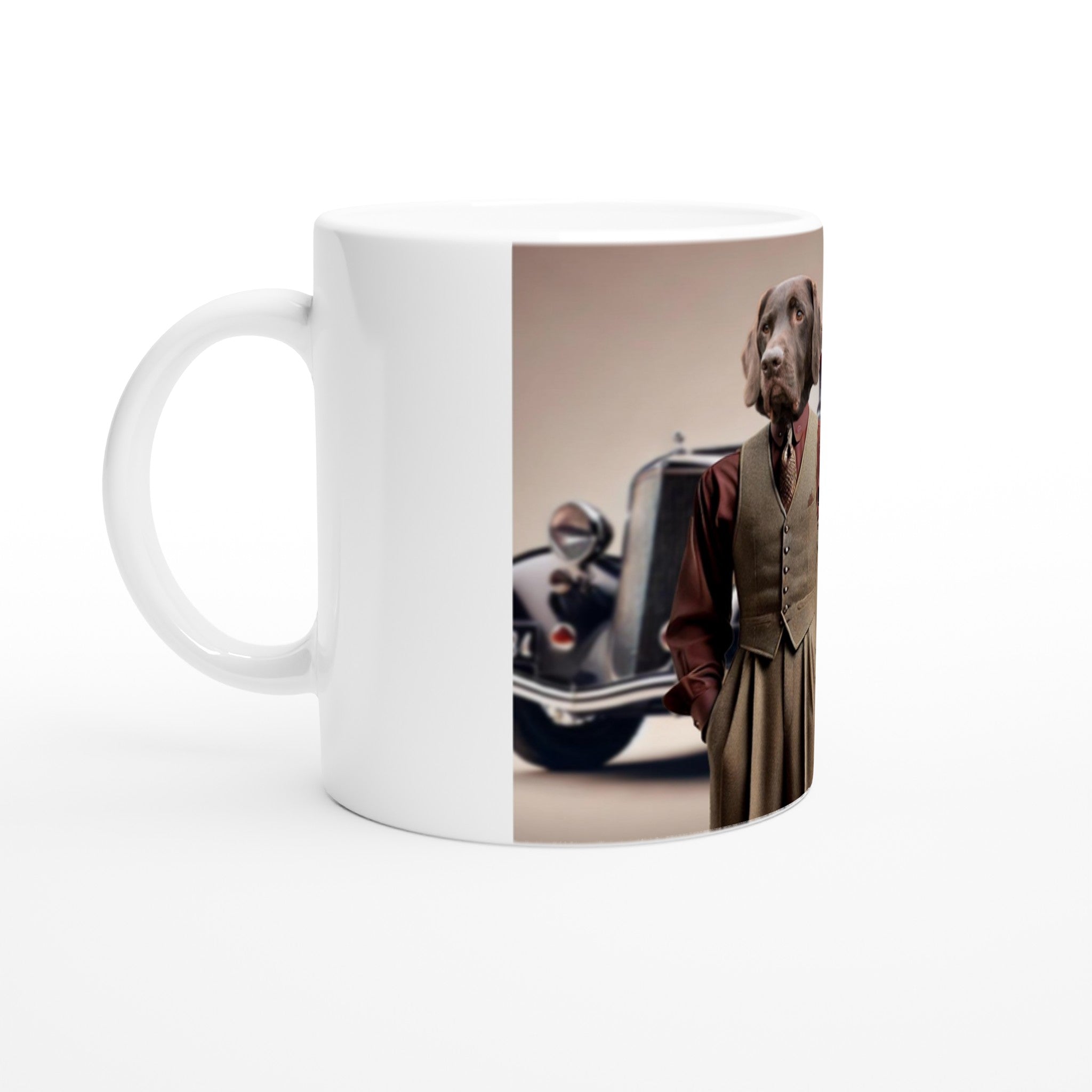 Mug blanc imprimé d’un chien labrador en costume trois-pièces vintage, appuyé sur une voiture ancienne noire