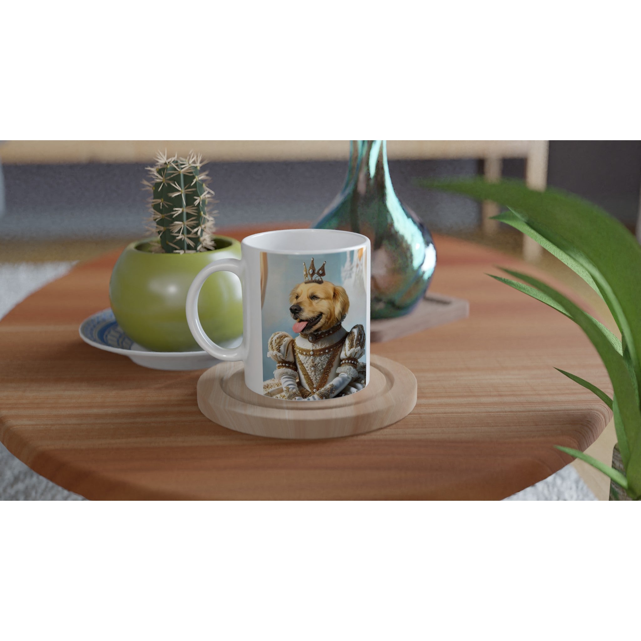 Balise alt optimisée :
Un mug blanc posé sur un sous-verre en bois clair sur une table basse, orné d’un portrait humoristique d’un Golden Retriever en costume royal et couronne, avec à côté un pot vert contenant un cactus et un vase décoratif en arrière-plan.