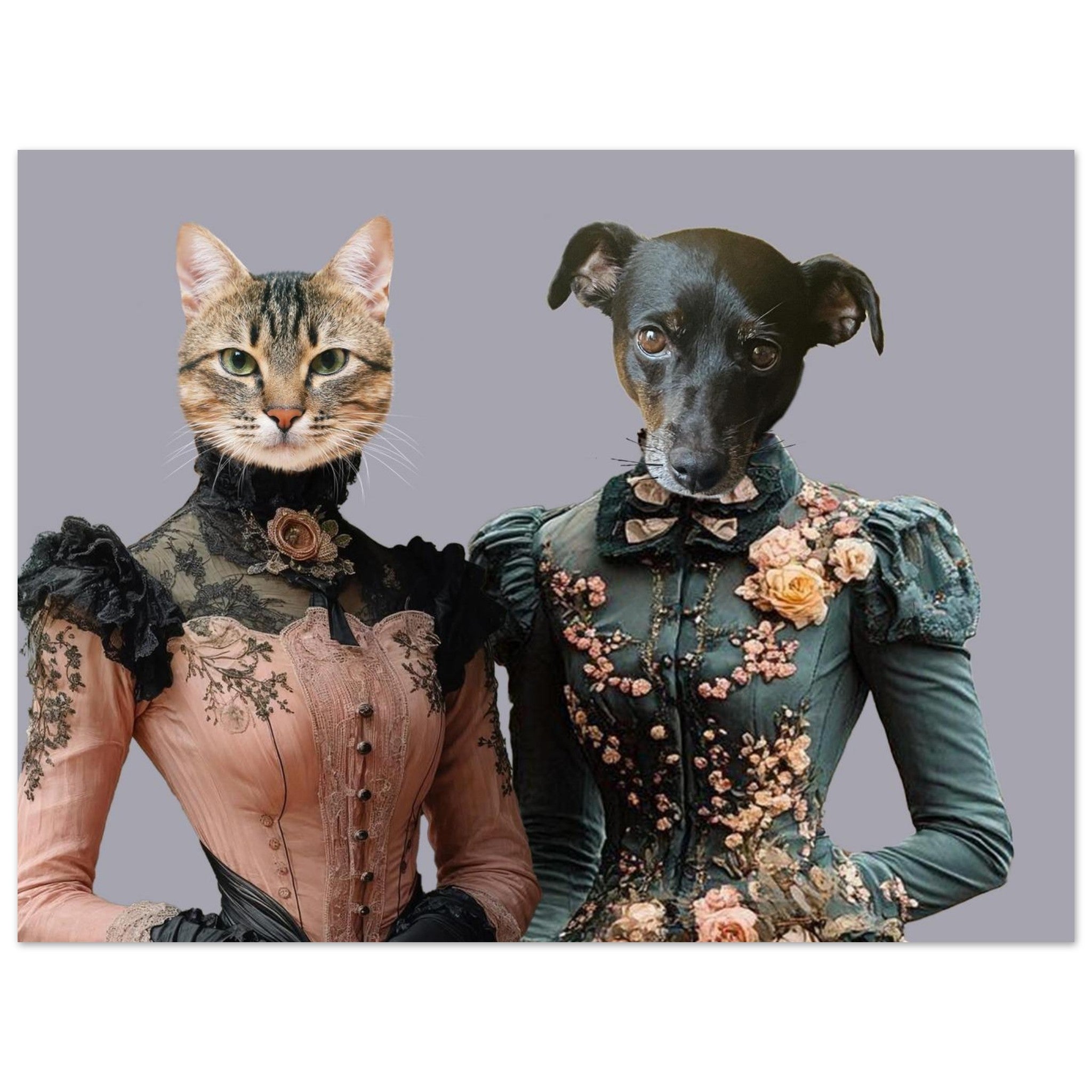 Chat tigré humanisé en robe victorienne rose à dentelle et broche florale, aux côtés d’un petit chien noir habillé d’une robe verte brodée de fleurs pêche, sur fond gris.