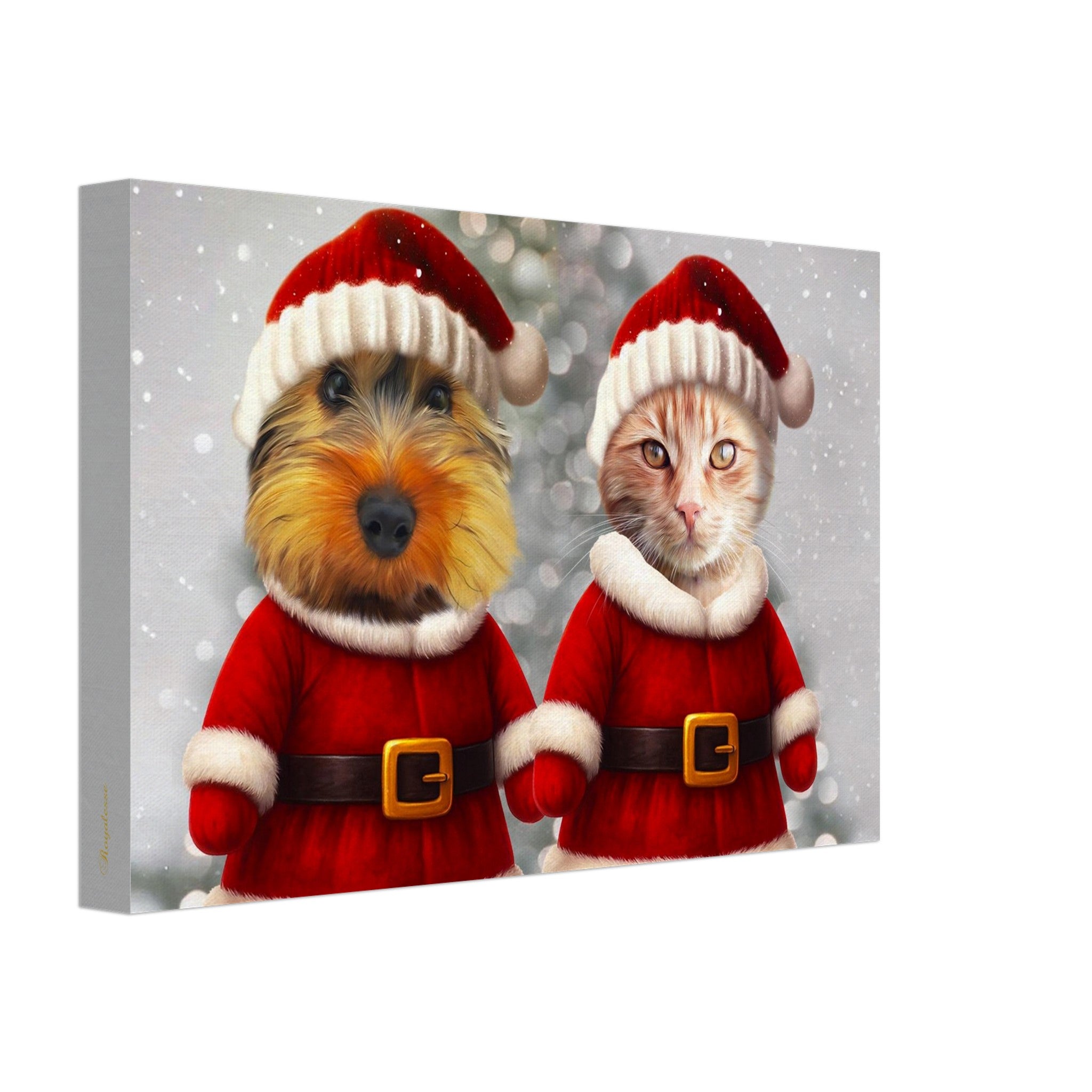 Chien et chat côte à côte en tenues rouges de Père Noël (bonnet, manteau à col et poignets blancs, ceinture noire), sur fond hivernal floconneux.