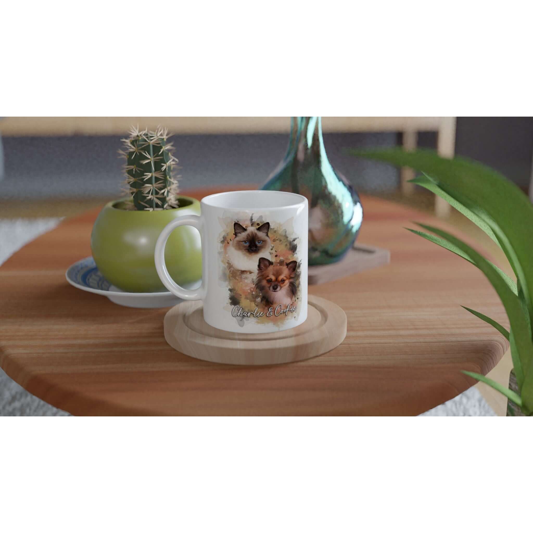 Tasse DUO AQUARELLE avec portrait d'animal en costume, imprimé en France, posée sur une table en bois.