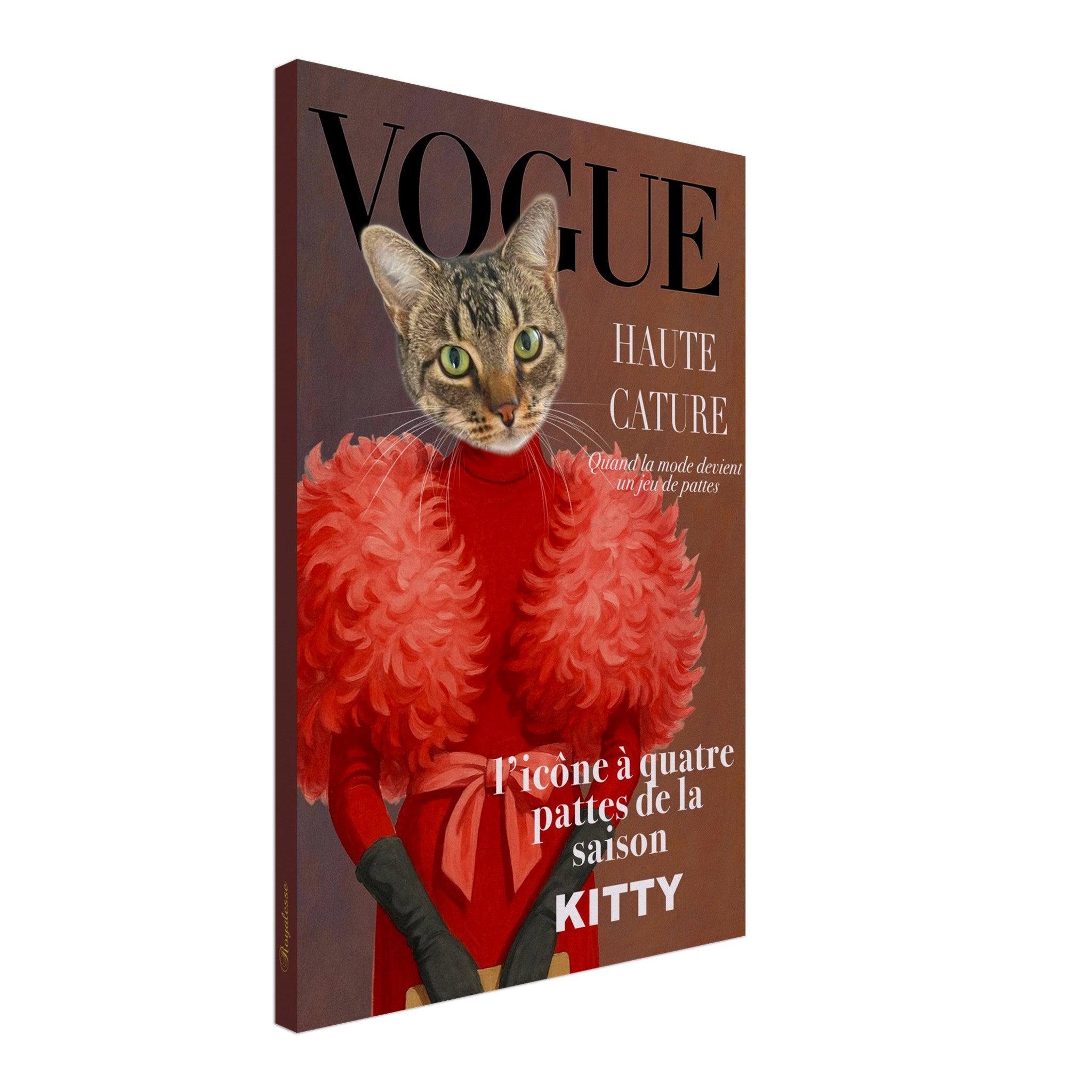 Affiche murale parodie de couverture Vogue « Haute Cature » : tête de chat tigré sur un corps humain en robe rouge à plumes et gants noirs, fond marron avec la légende « l’icône à quatre pattes de la saison ».