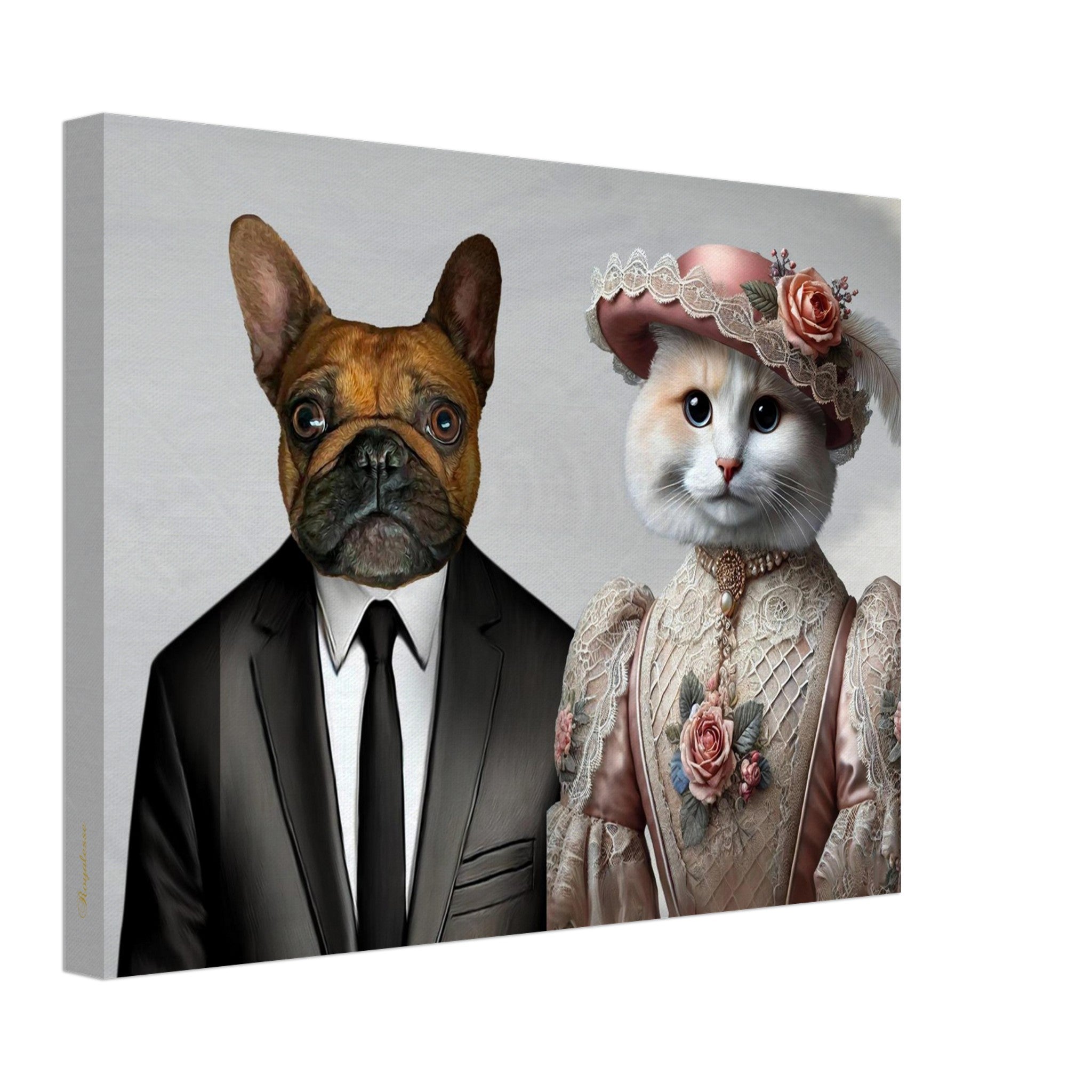 Portrait stylisé sur fond gris d’un bouledogue français en costume noir et cravate aux côtés d’un chat blanc vêtu d’une robe victorienne rose à dentelle et chapeau orné de fleurs.