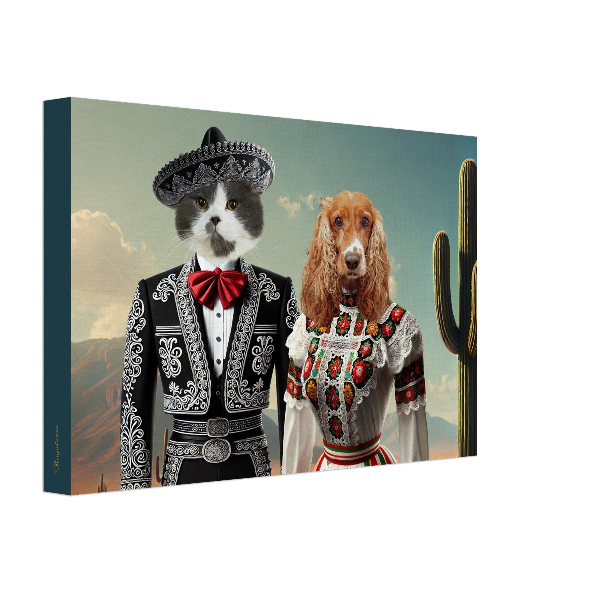 Chat en costume de mariachi noir brodé avec sombrero, à côté d’un cocker anglais en robe traditionnelle mexicaine colorée devant un cactus dans un paysage désertique.