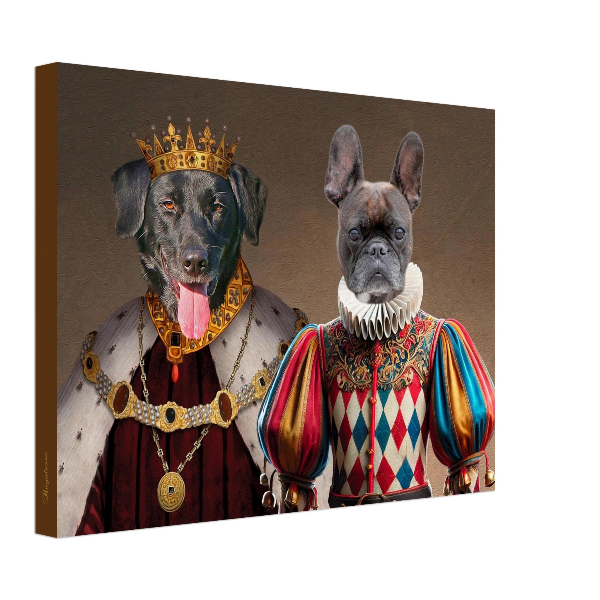 Portrait artistique de deux chiens en nobles de la Renaissance : un labrador noir coiffé d’une couronne dorée et drapé d’une cape royale ornée de bijoux, à côté d’un bouledogue français vêtu d’un costume à losanges multicolores avec col en dentelle, sur fond brun.