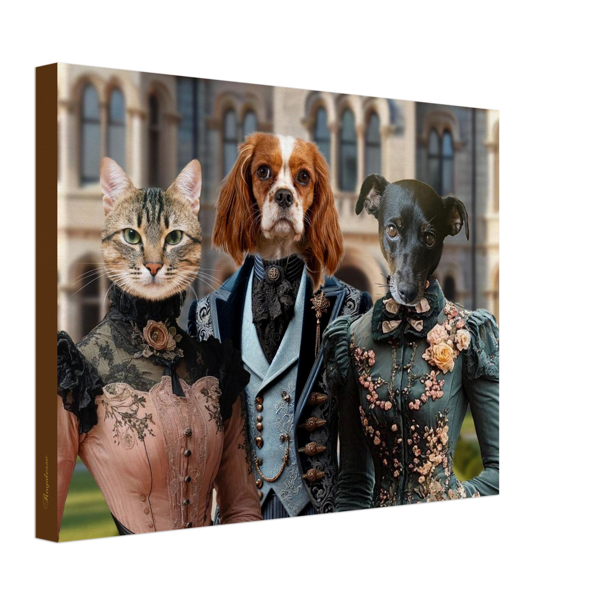 Trois animaux anthropomorphes en costumes victoriens : un chat tigré, un Cavalier King Charles et un lévrier devant une façade néoclassique