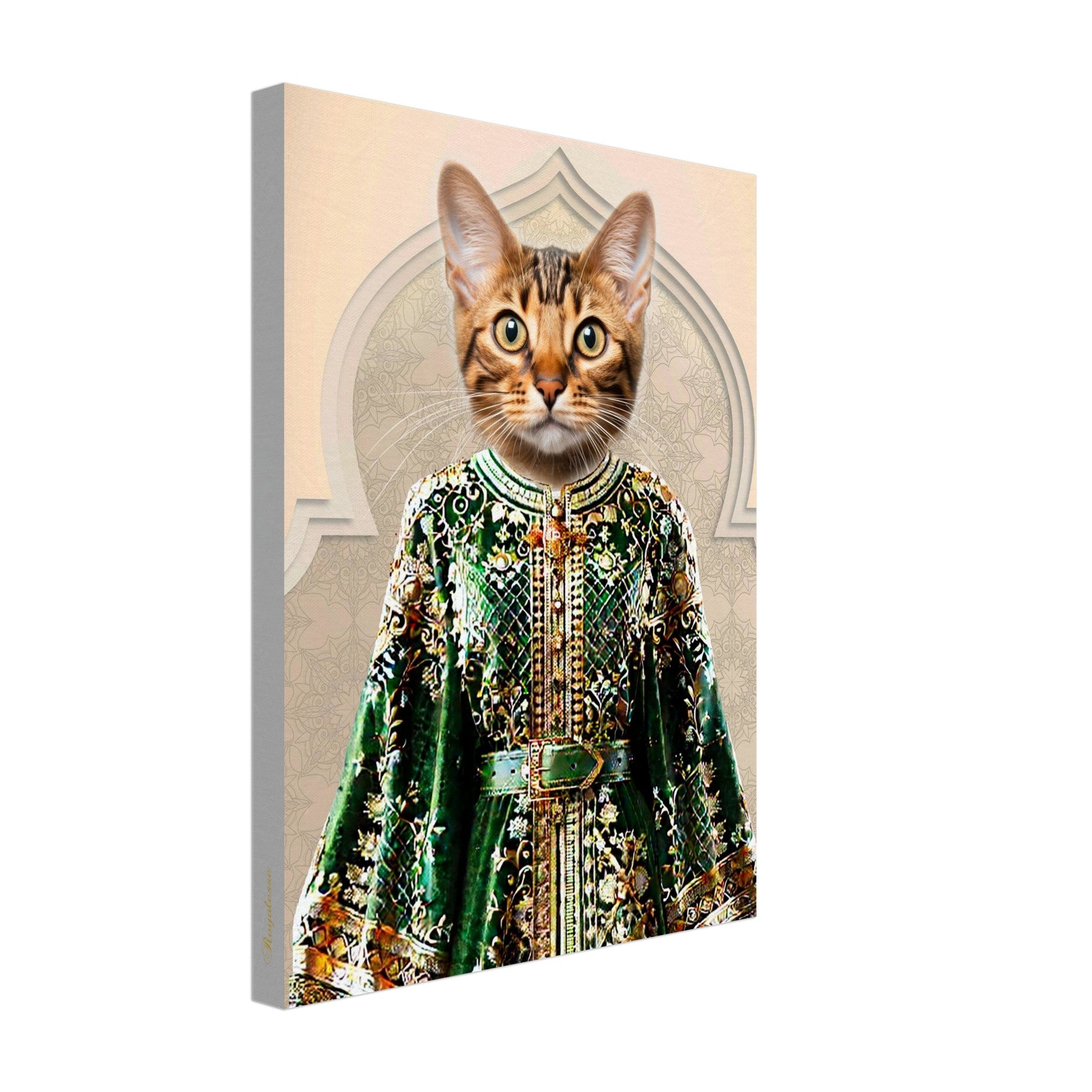 Portrait mural sur toile d’un chat tigré au regard perçant vêtu d’une somptueuse robe verte richement brodée d’or, sur fond de motif d’arcade orientale.
