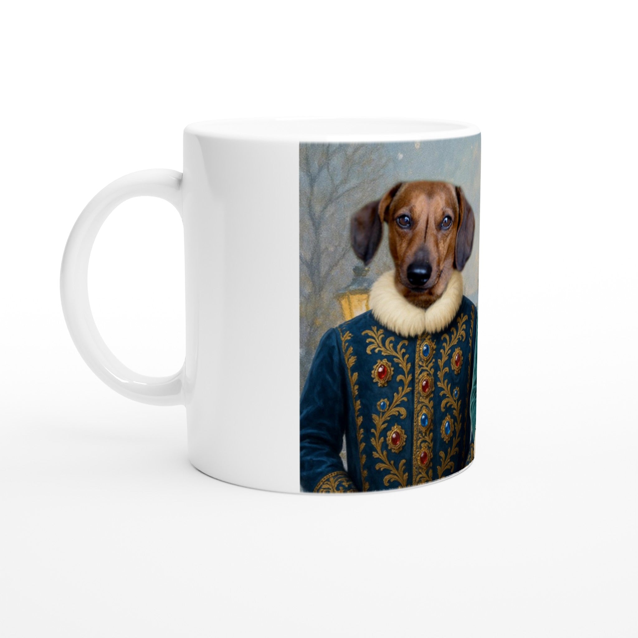 Mug blanc affichant le portrait d’un teckel en habit noble bleu à broderies dorées et col en fourrure sur un fond hivernal.