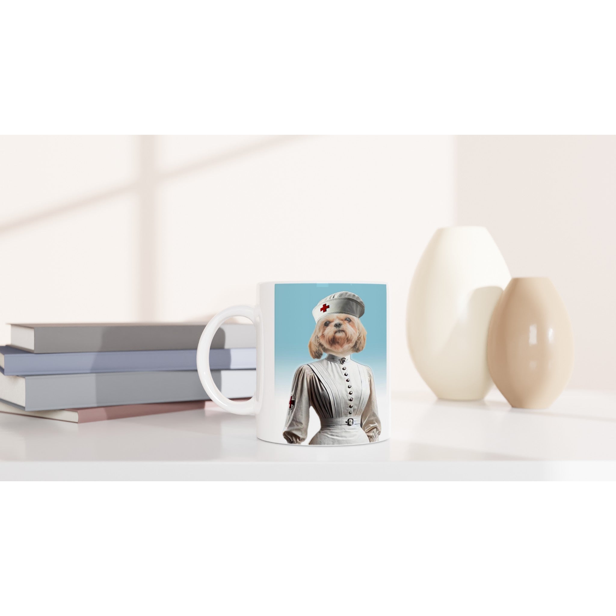 Mug blanc personnalisé imprimé d’un chien déguisé en infirmière vintage, posé sur une étagère aux côtés de livres et de vases décoratifs