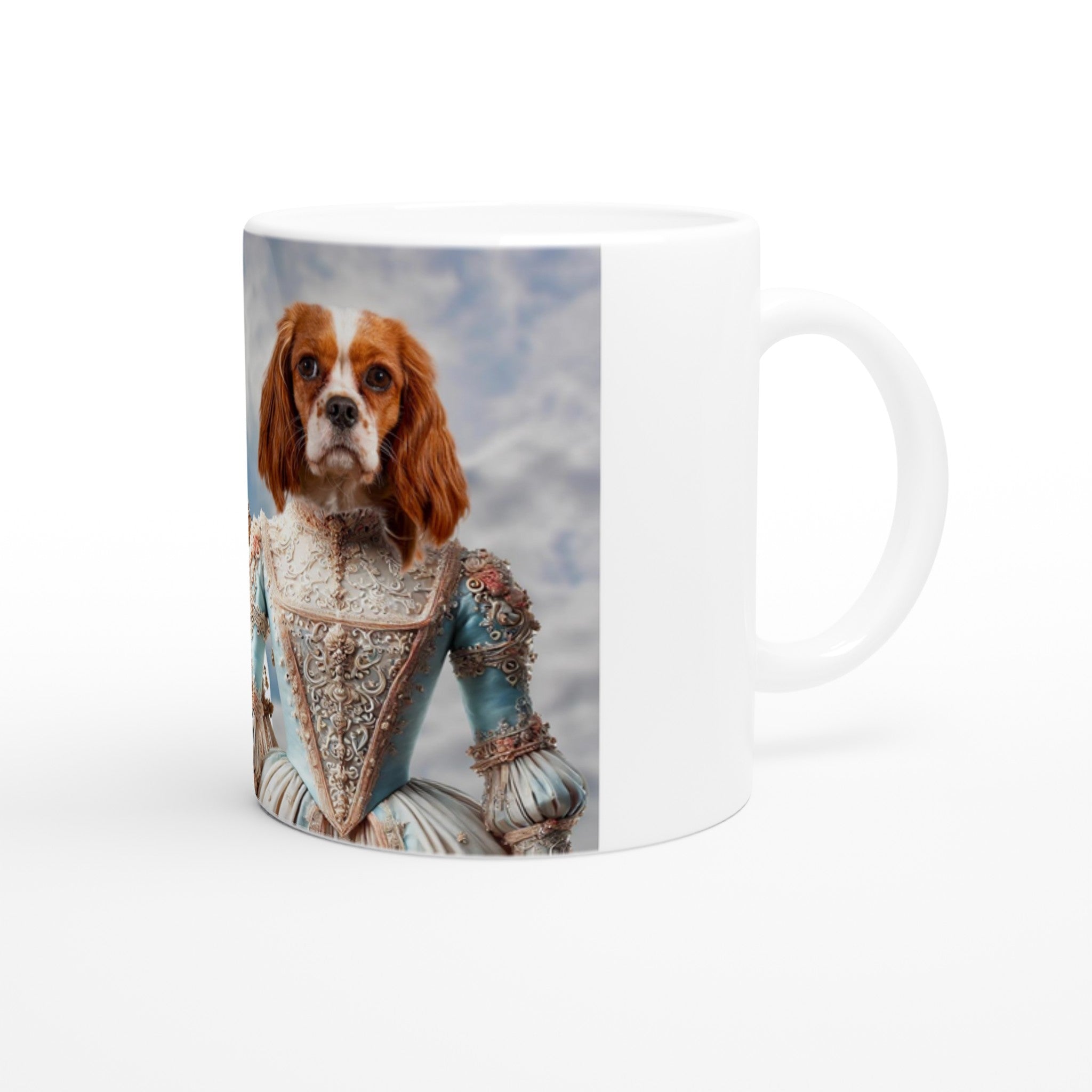 Tasse blanche affichant un portrait d’un Cavalier King Charles Spaniel vêtu d’une somptueuse robe baroque bleue et dorée, fond de ciel nuageux.