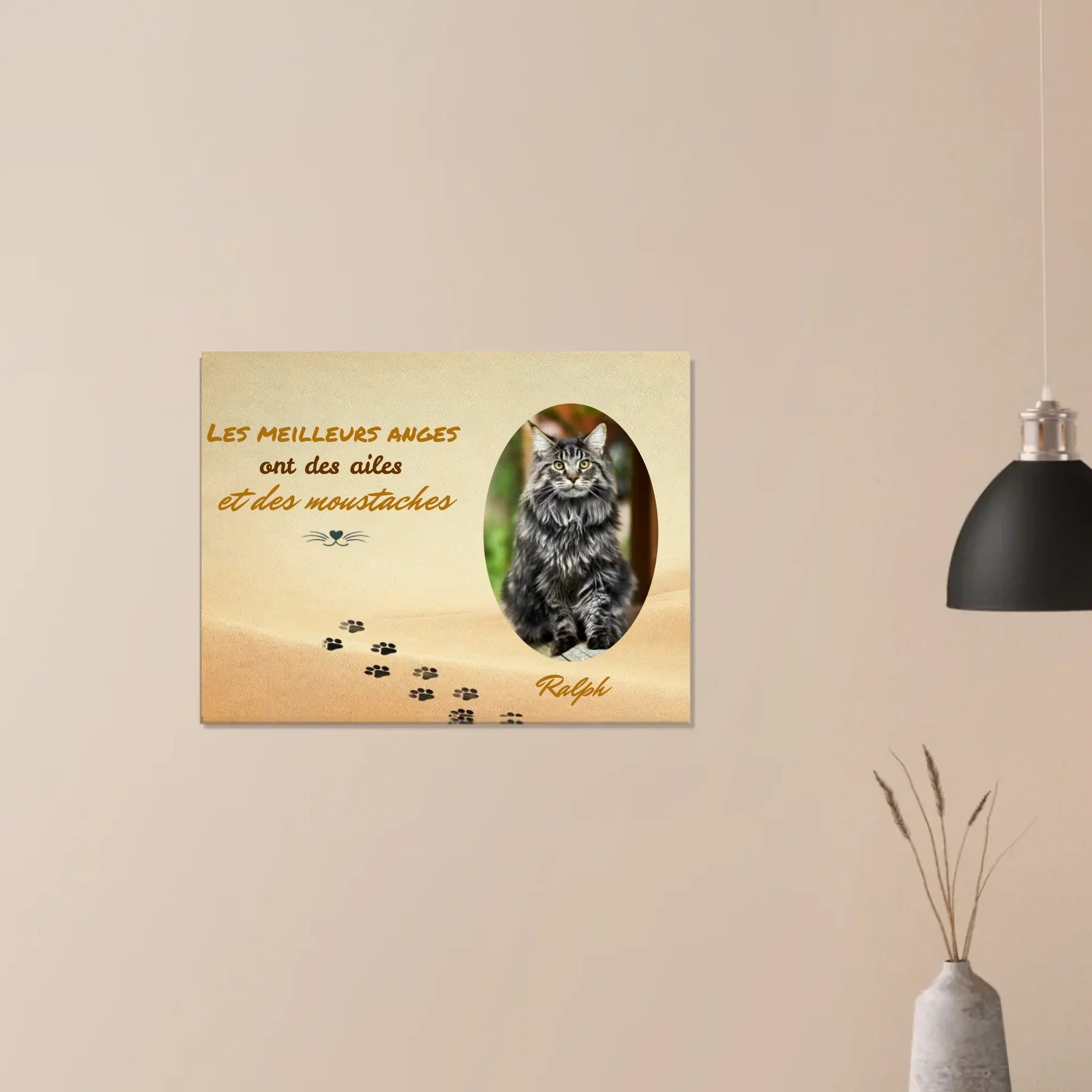 Toile souvenir chat avec couleur sable et empreintes, texte sentimental sur les anges et moustaches, décoration murale apaisante.