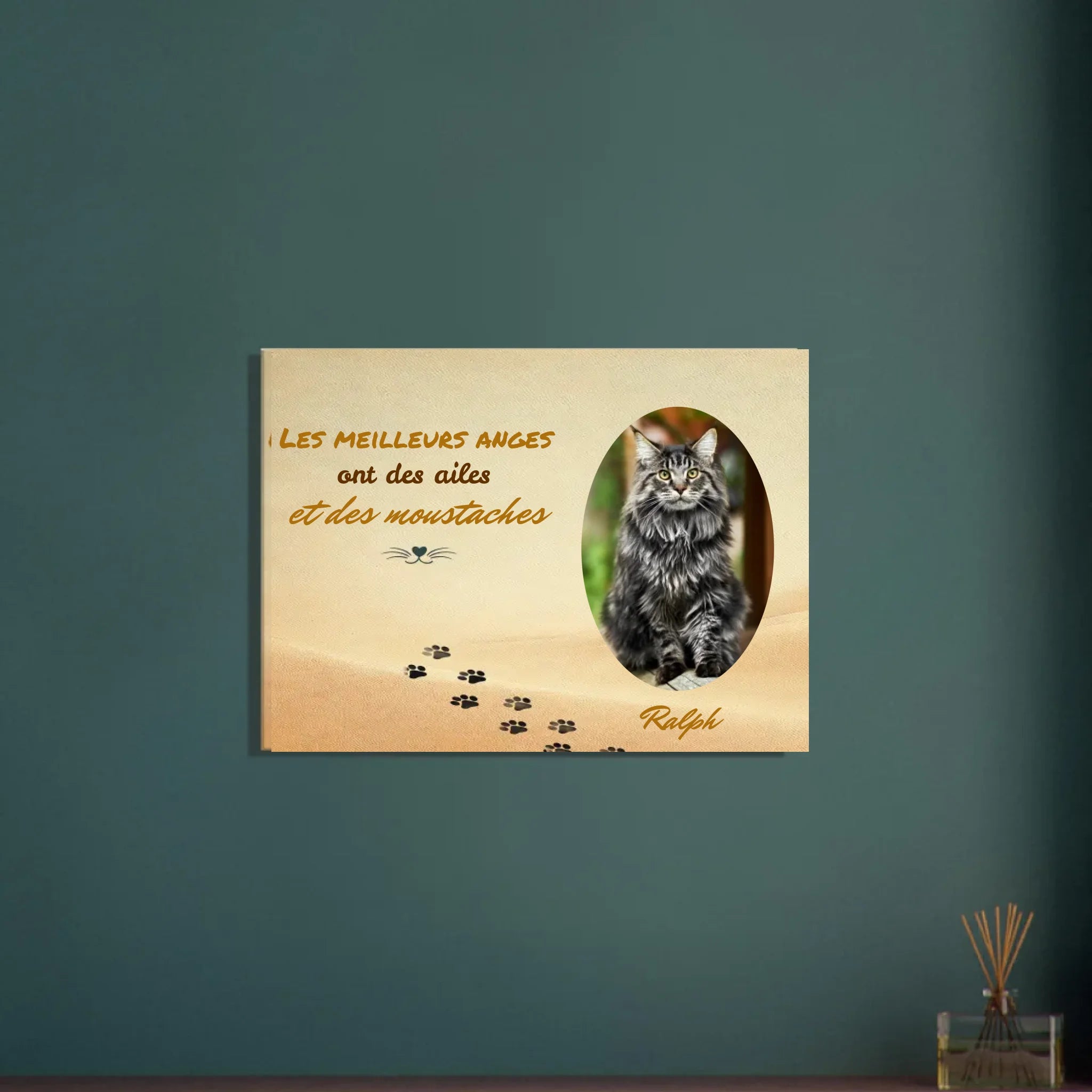 Toile souvenir personnalisée avec photo de chat, rendant hommage à un compagnon disparu. Citation émotive et empreintes de pattes.