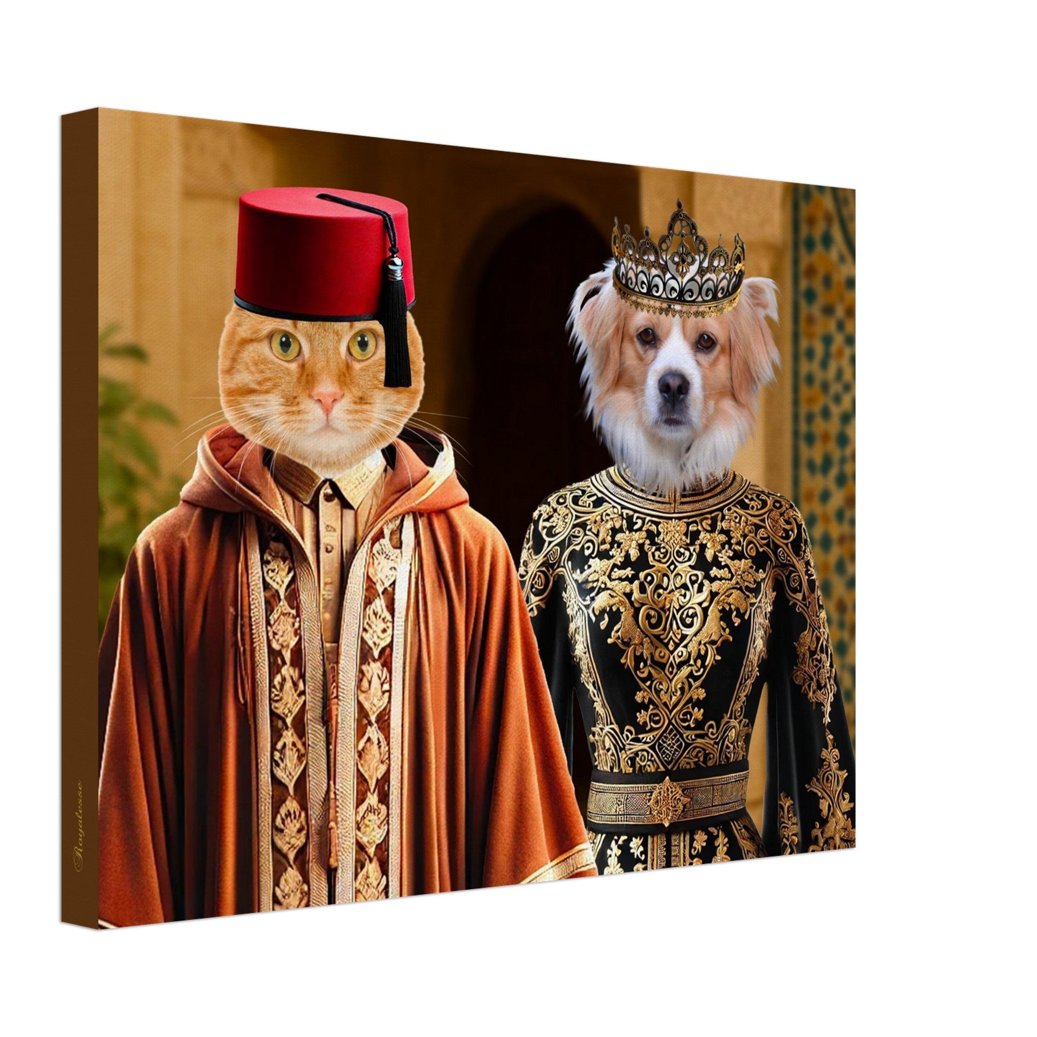 Chat orange en djellaba brodée et fez rouge debout à côté d’un chien en tenue royale noire et or coiffé d’une couronne, devant un décor de palais oriental.