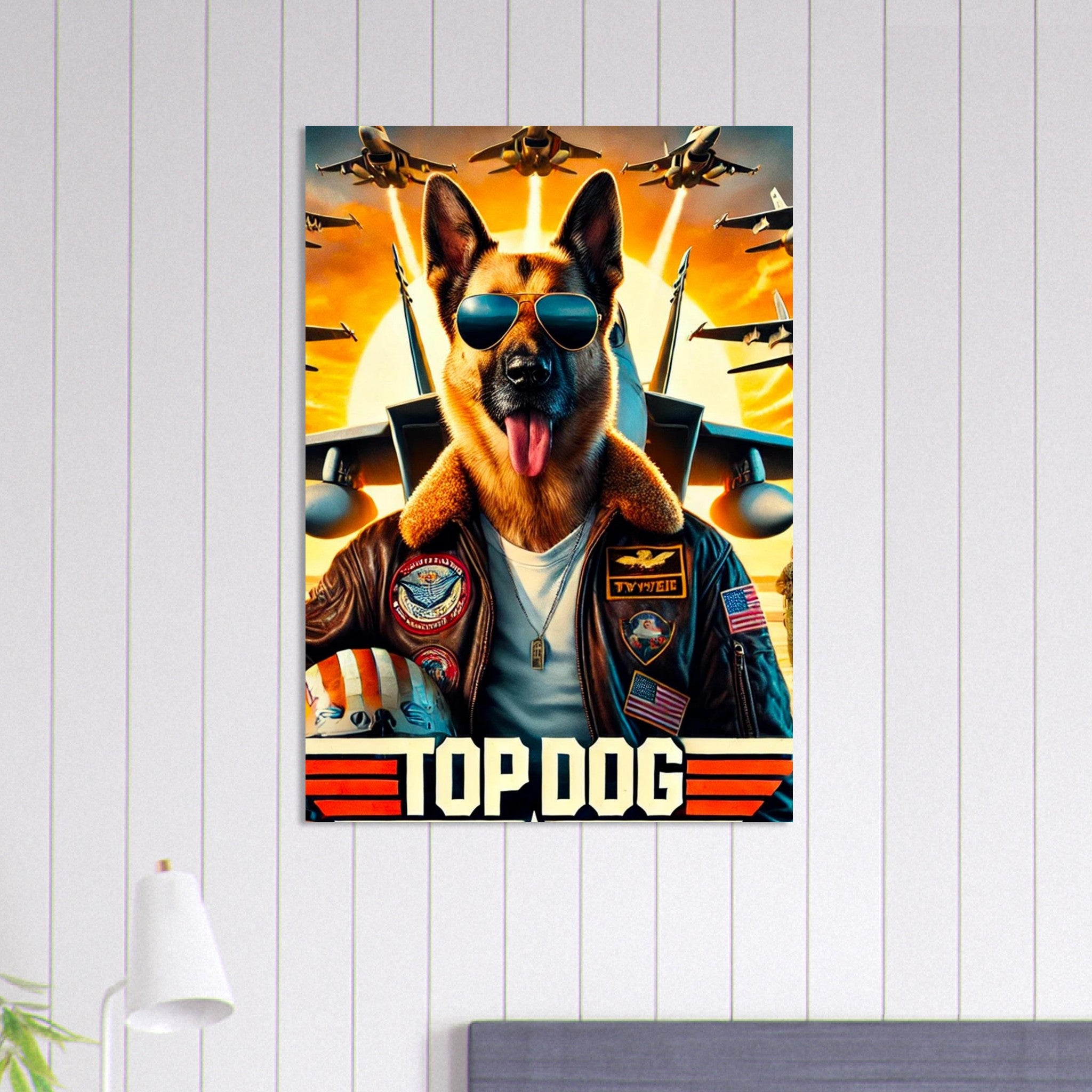 Affiche “Top Dog” montrant un berger allemand en blouson de pilote de chasse et lunettes aviateur, casque sous le bras, posé devant un avion de combat au coucher de soleil, entouré de jets militaires en formation.