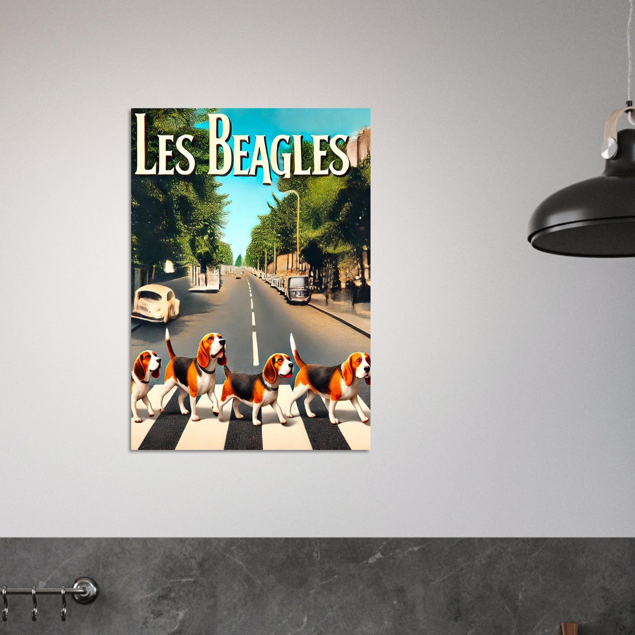 Quatre beagles traversant un passage piéton sur une avenue bordée d’arbres, style affiche vintage, avec le titre “Les Beagles” inscrit en haut.