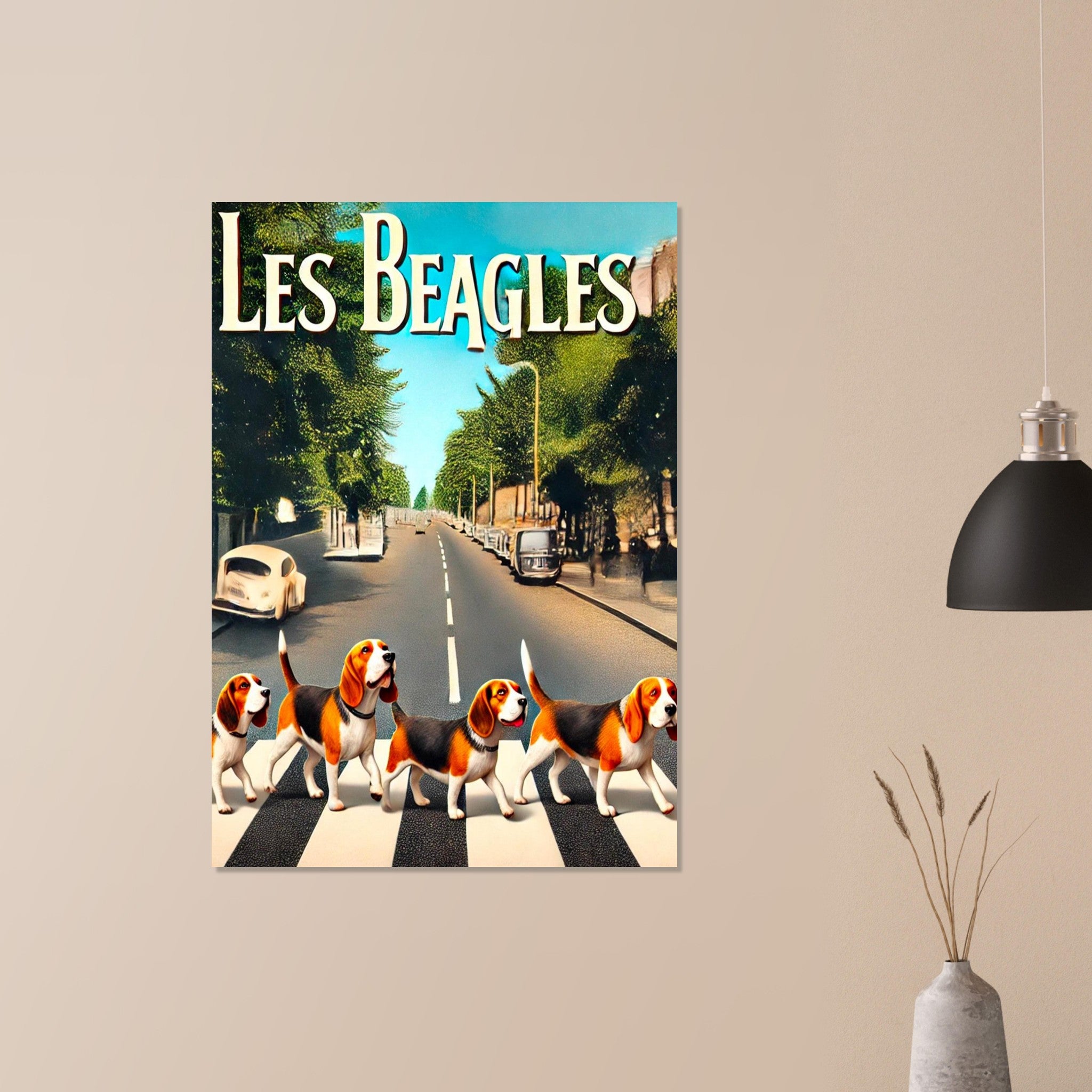 Affiche « Les Beagles » montrant quatre chiens beagle traversant un passage piéton sur une avenue bordée d’arbres, parodie de la pochette Abbey Road des Beatles.