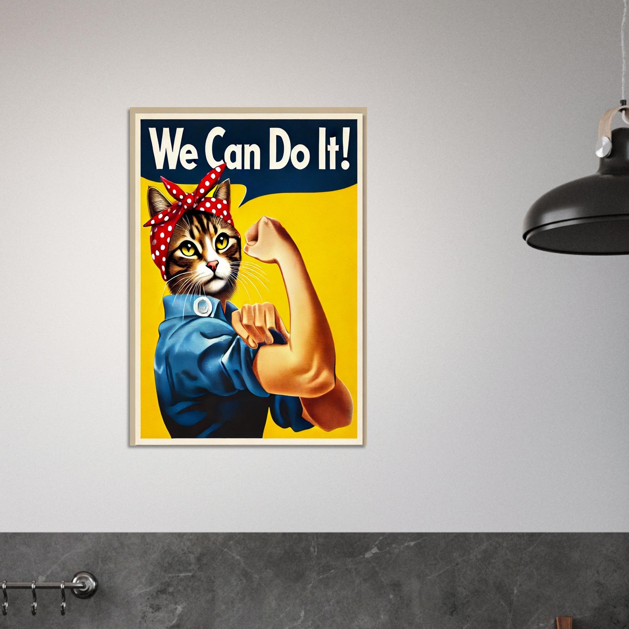 Affiche murale rétro façon Rosie la Riveter montrant un chat moustachu en chemise bleue et foulard rouge à pois blancs, levant le bras sous le slogan “We Can Do It!”