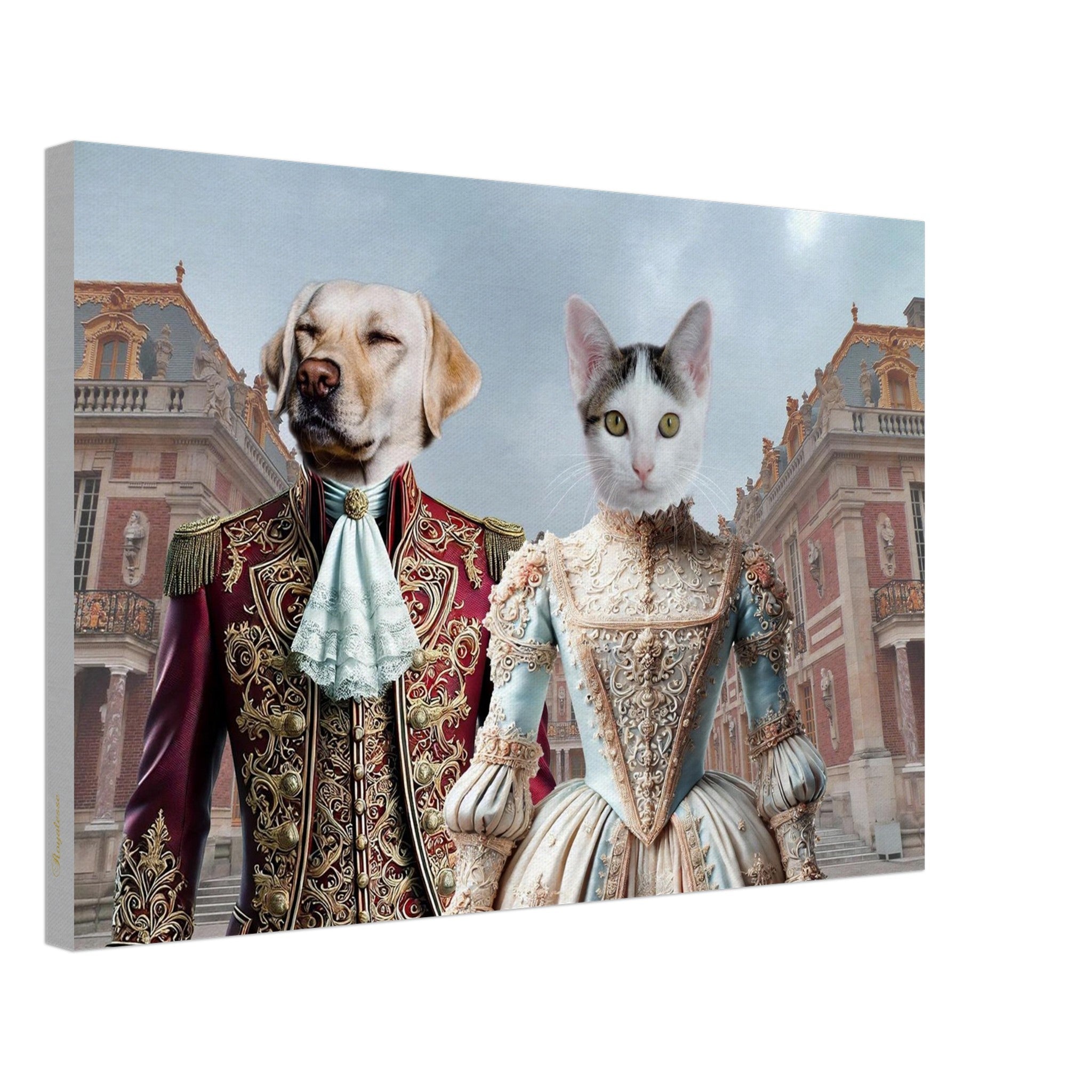 Chien labrador en uniforme d’officier brodé rouge et chat blanc en robe baroque bleu pastel, posant devant un palais de style Versailles.