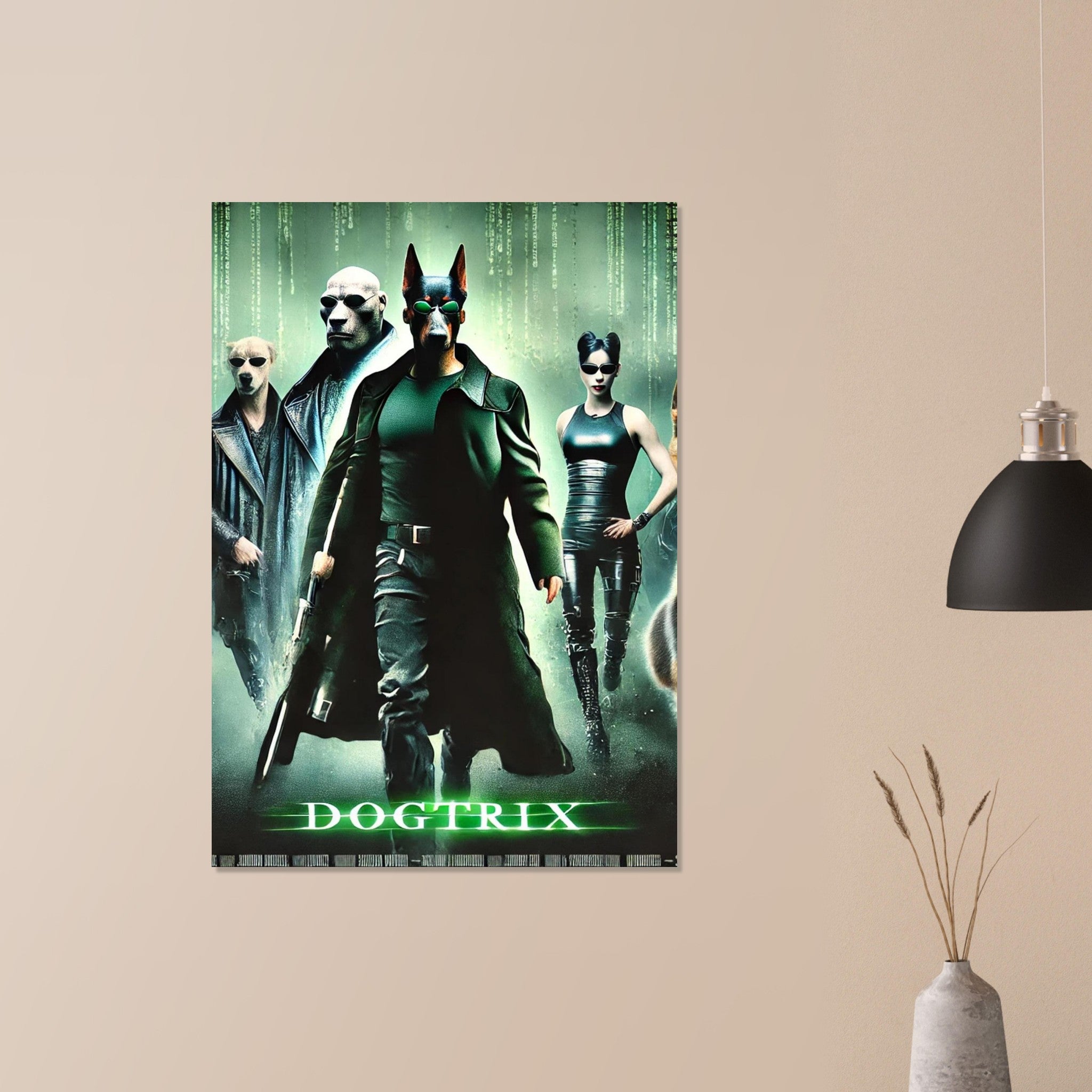 Affiche murale parodique « Dogtrix » avec quatre personnages canins anthropomorphes en trench-coats et lunettes noires sur un arrière-plan de code vert façon Matrix, accrochée sur un mur beige à côté d’une lampe suspendue et d’un vase minimaliste.
