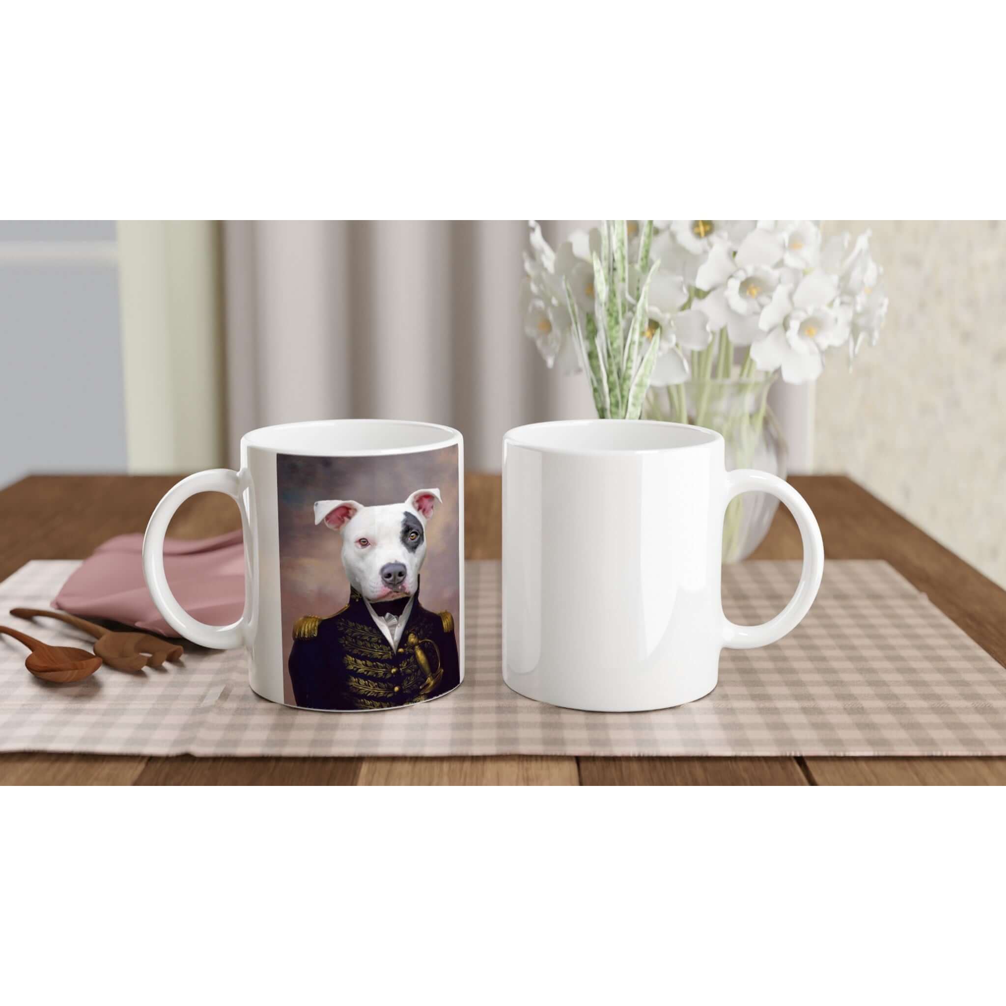 Mug personnalisé avec portrait d'animal en costume, en céramique blanche sur une table. Imprimé en France.