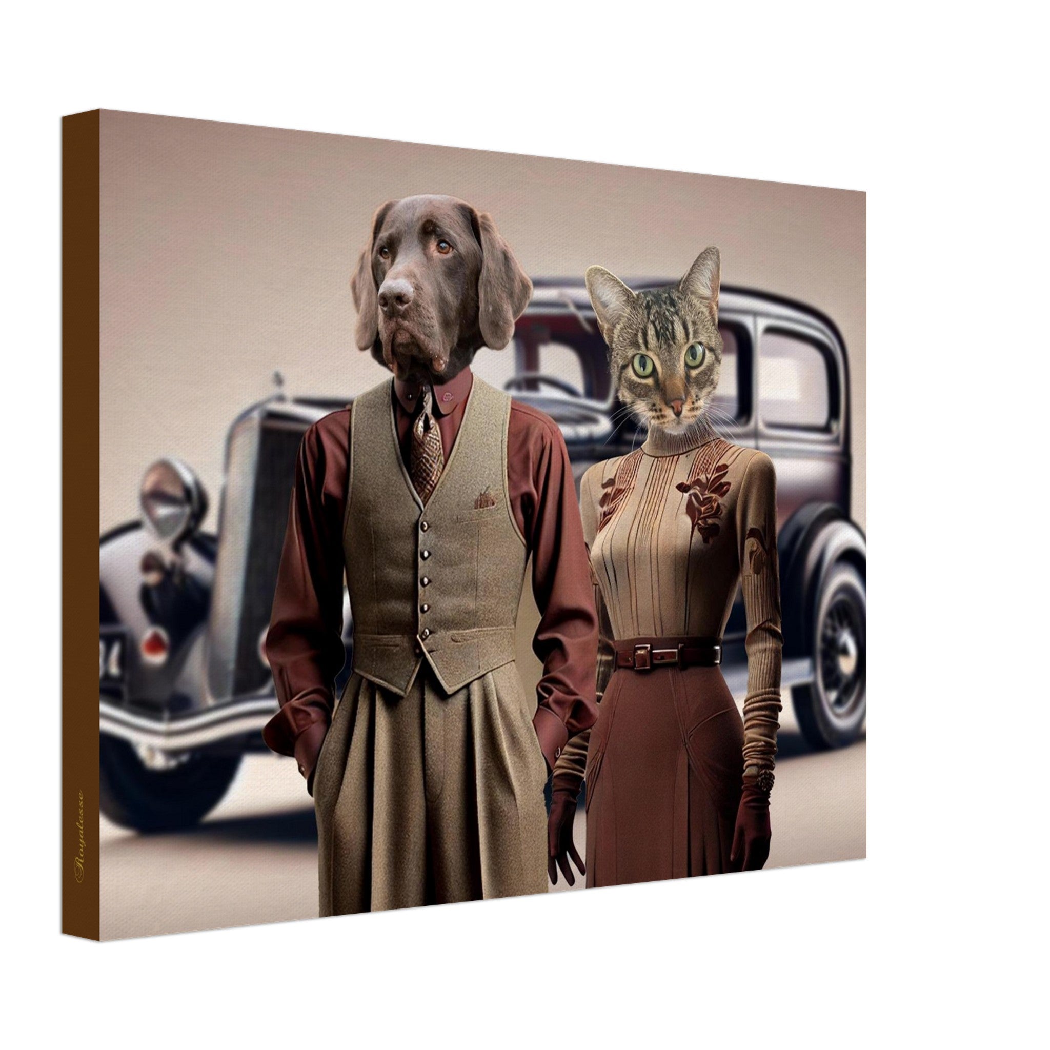 Couple anthropomorphe rétro années 1920 : un homme à tête de chien en gilet et chemise marron devant une berline vintage, aux côtés d’une femme à tête de chat en robe longue élégante et gants assortis.