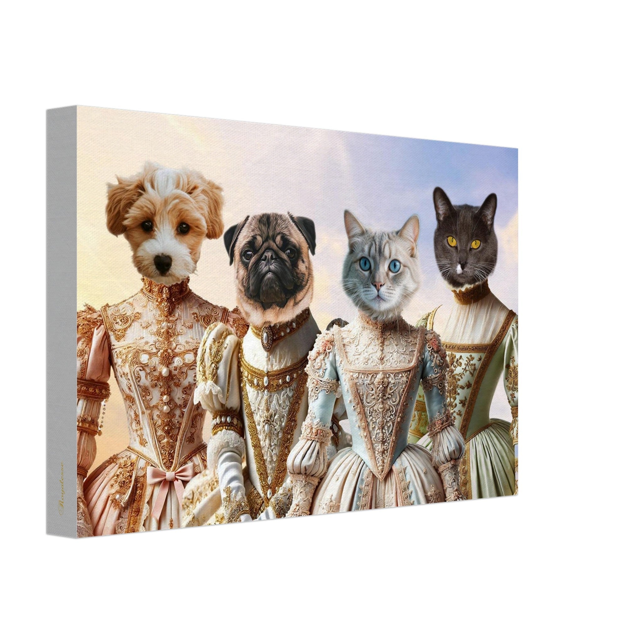 Tableau mural représentant quatre animaux anthropomorphes en tenues aristocratiques baroques : un chiot bichon en robe rose à broderies dorées, un carlin en costume ivoire orné de perles, un chat gris aux yeux bleus en robe pastel richement travaillée et un chat noir aux yeux jaunes en tenue brodée.
