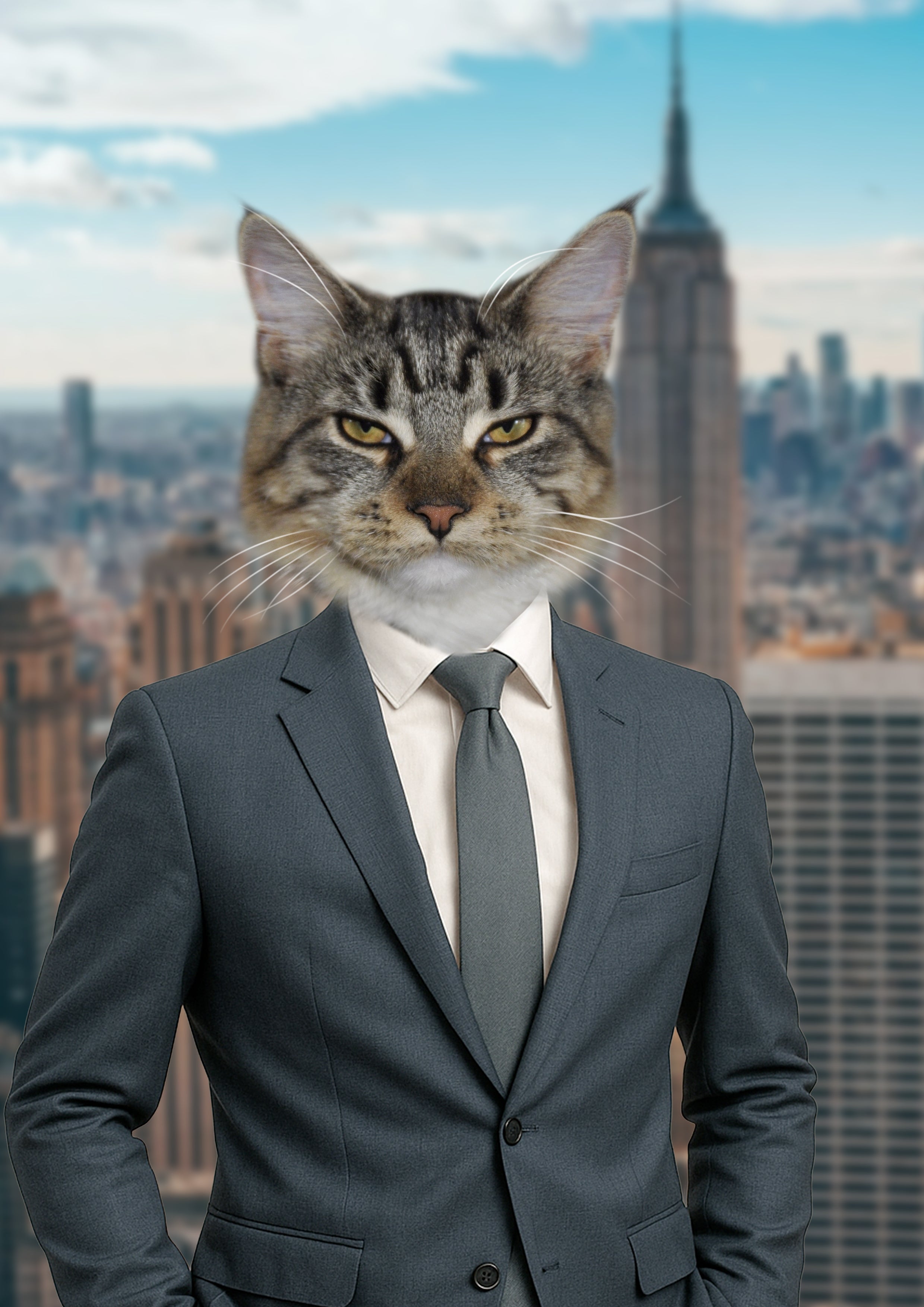 Portrait surréaliste d’un chat tigré aux yeux jaunes avec un corps habillé d’un costume gris et d’une cravate, devant une skyline urbaine de gratte-ciels flous.