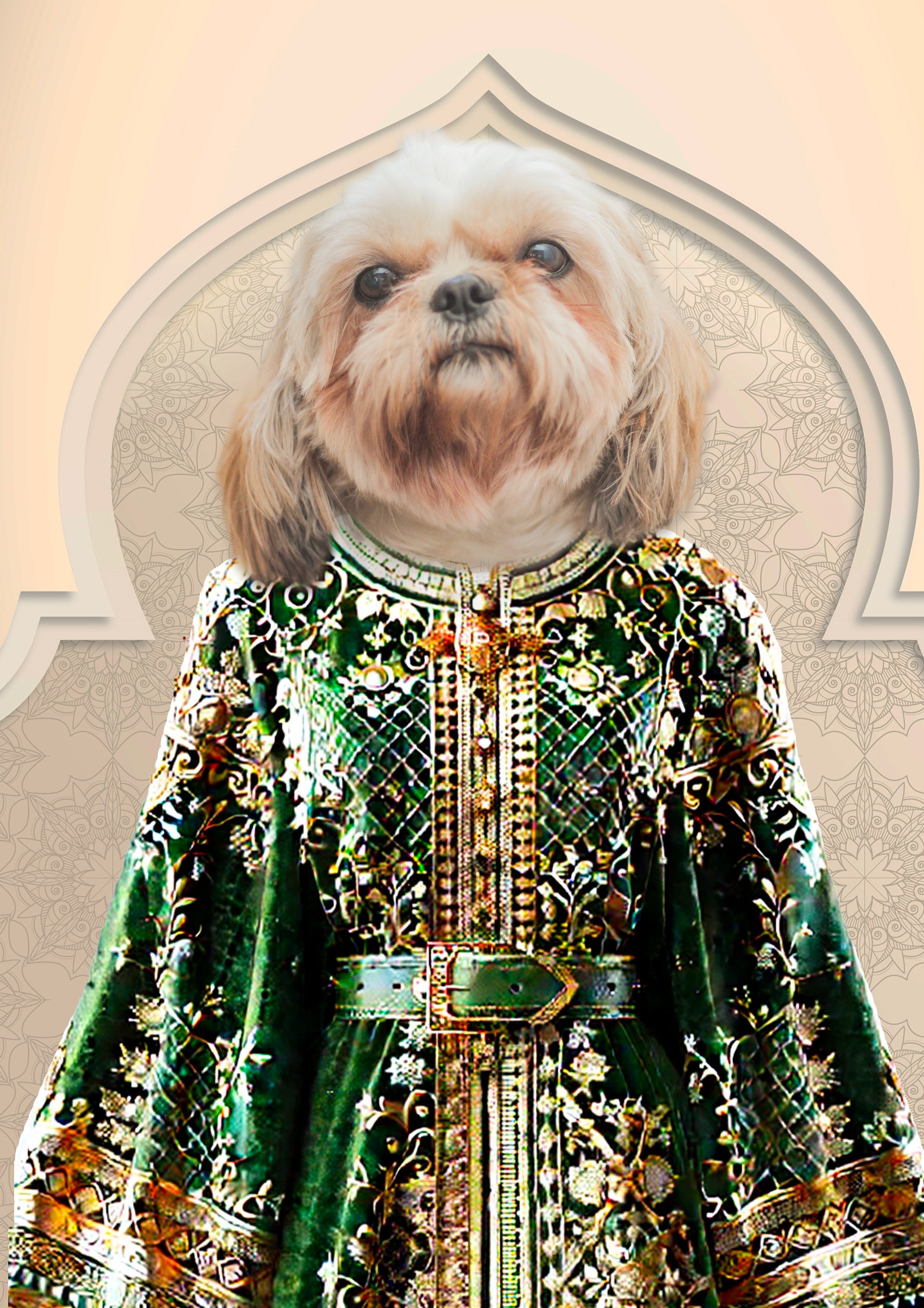 Petit chien Shih Tzu blanc et beige vêtu d’un caftan marocain vert émeraude brodé de fils dorés à motifs floraux, posé devant un fond beige orné de mandalas en forme d’arche.