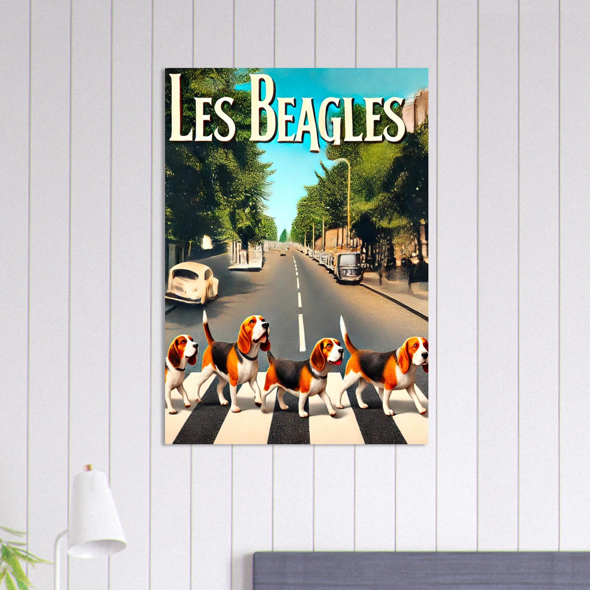 Cinq chiens beagle marchant en file indienne sur un passage piéton devant une avenue bordée d’arbres et de voitures, sous le titre vintage « Les Beagles ».