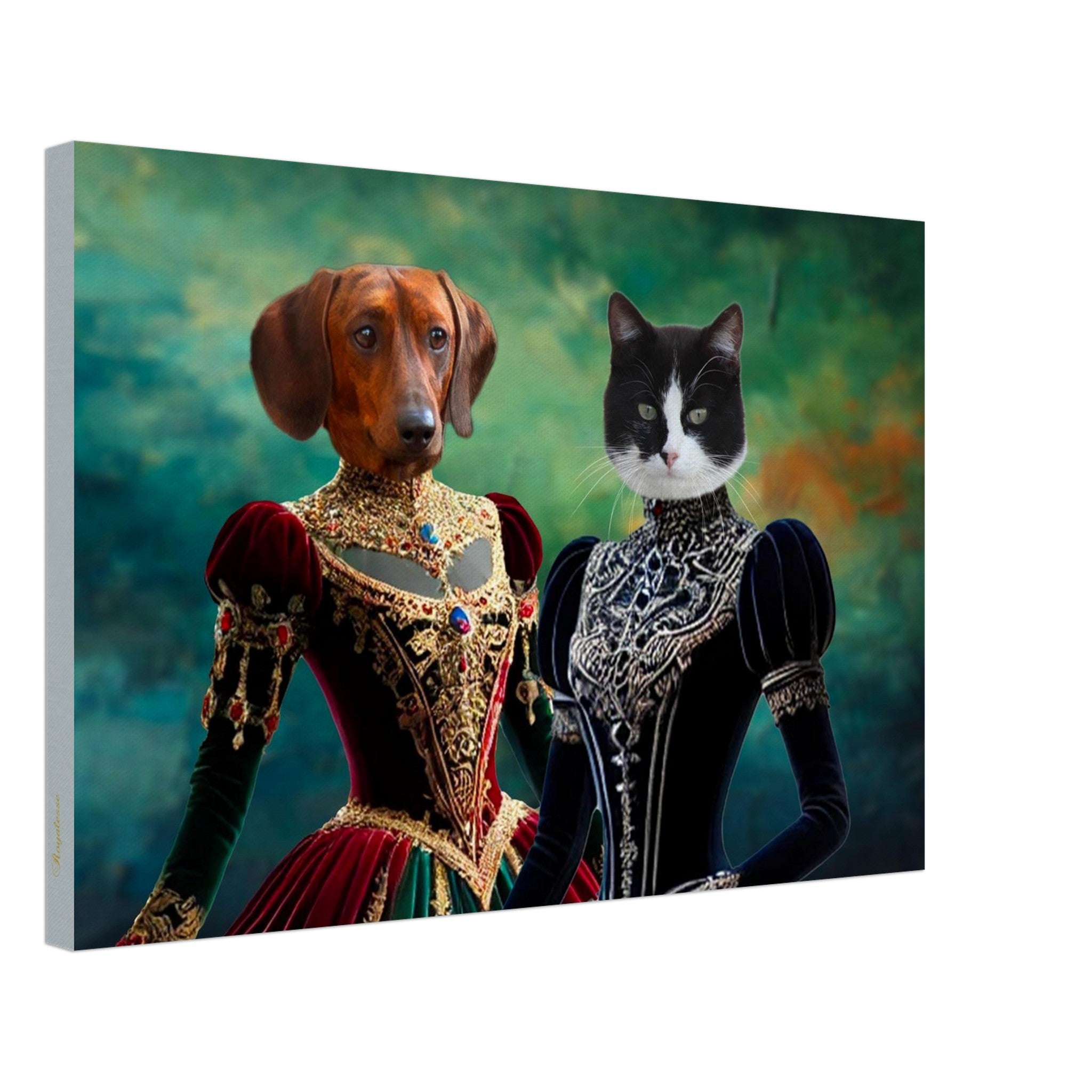 Portrait fantaisiste d’une chienne brune et d’un chat noir et blanc vêtus de somptueuses robes baroques richement brodées de dorures et ornées de pierres précieuses, posant devant un fond vert estompé.