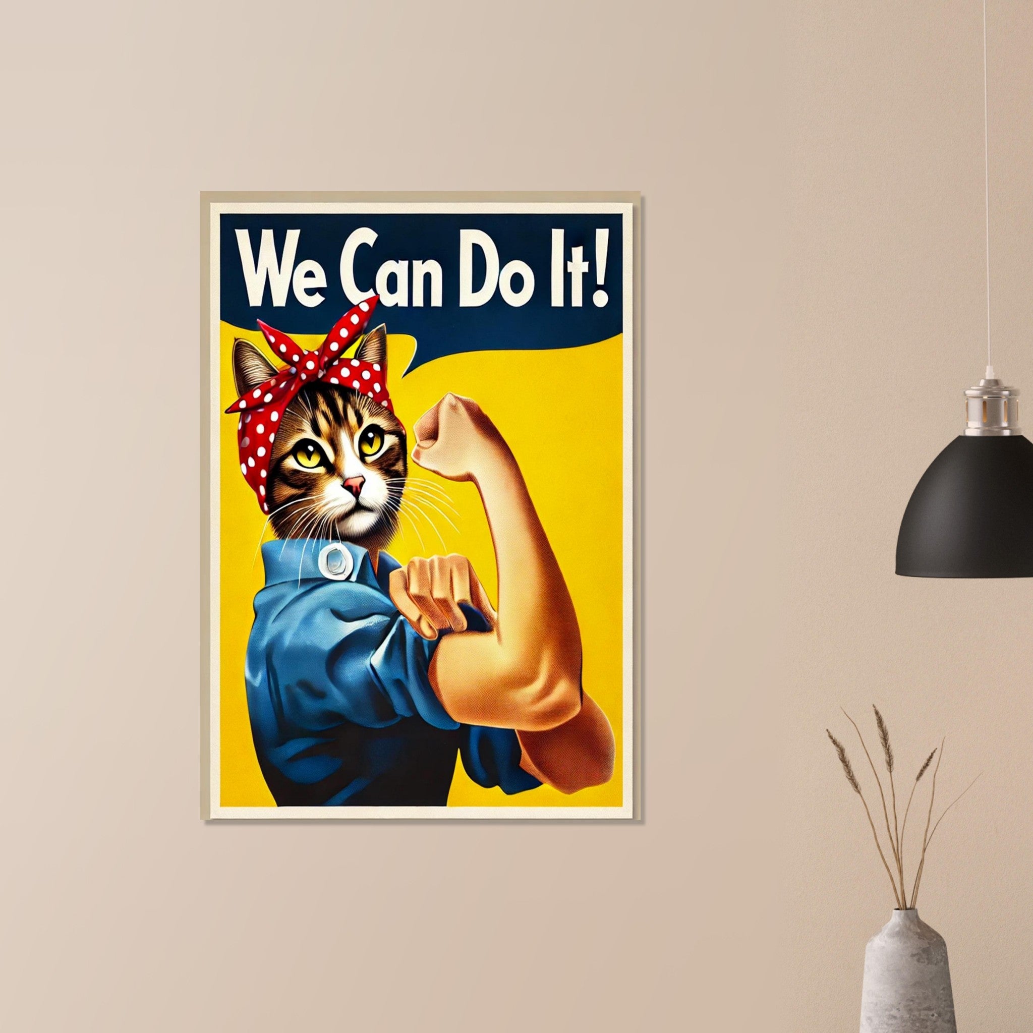 Affiche rétro style Rosie la Riveteuse représentant un chat anthropomorphe en chemise bleue et bandana rouge à pois blancs, bras musclé fléchi sous le slogan « We Can Do It! » sur fond jaune