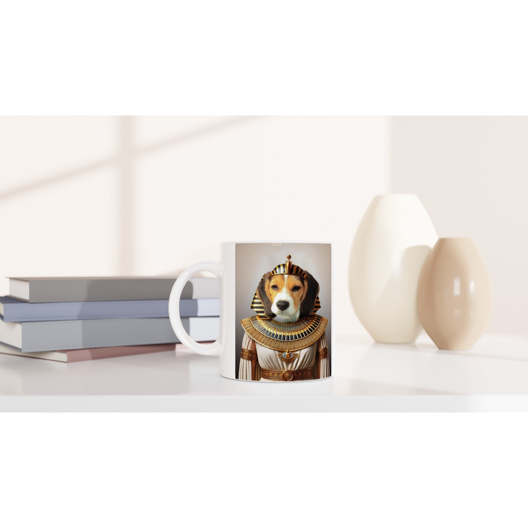 Mug blanc design personnalisé imprimé d’un chien beagle en costume de pharaon égyptien, posé sur une table blanche avec livres et vases décoratifs.