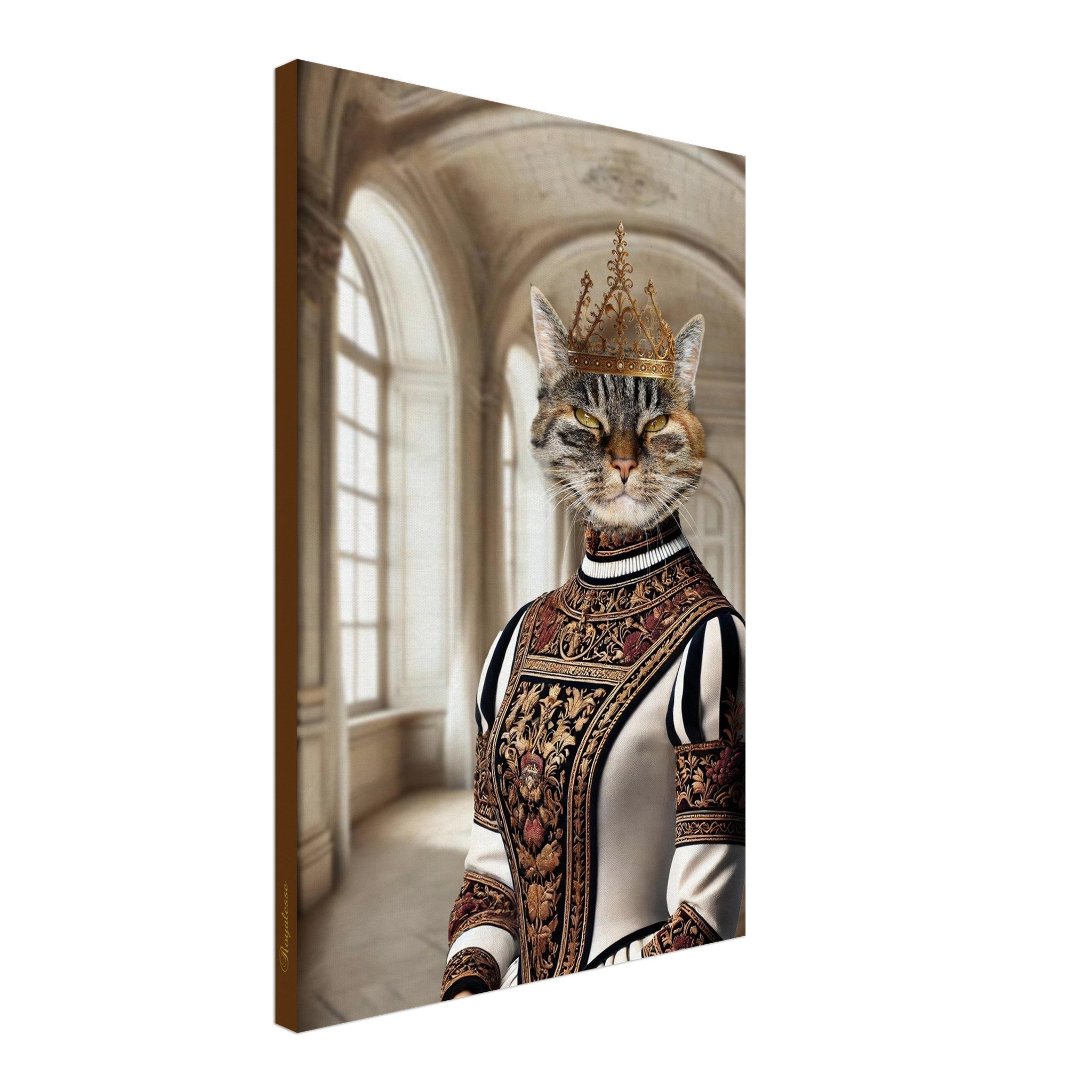 Tête de chat gris portant une couronne dorée sur un corps humain vêtu d’une somptueuse robe brodée de style royal, dans une galerie de palais ancien.