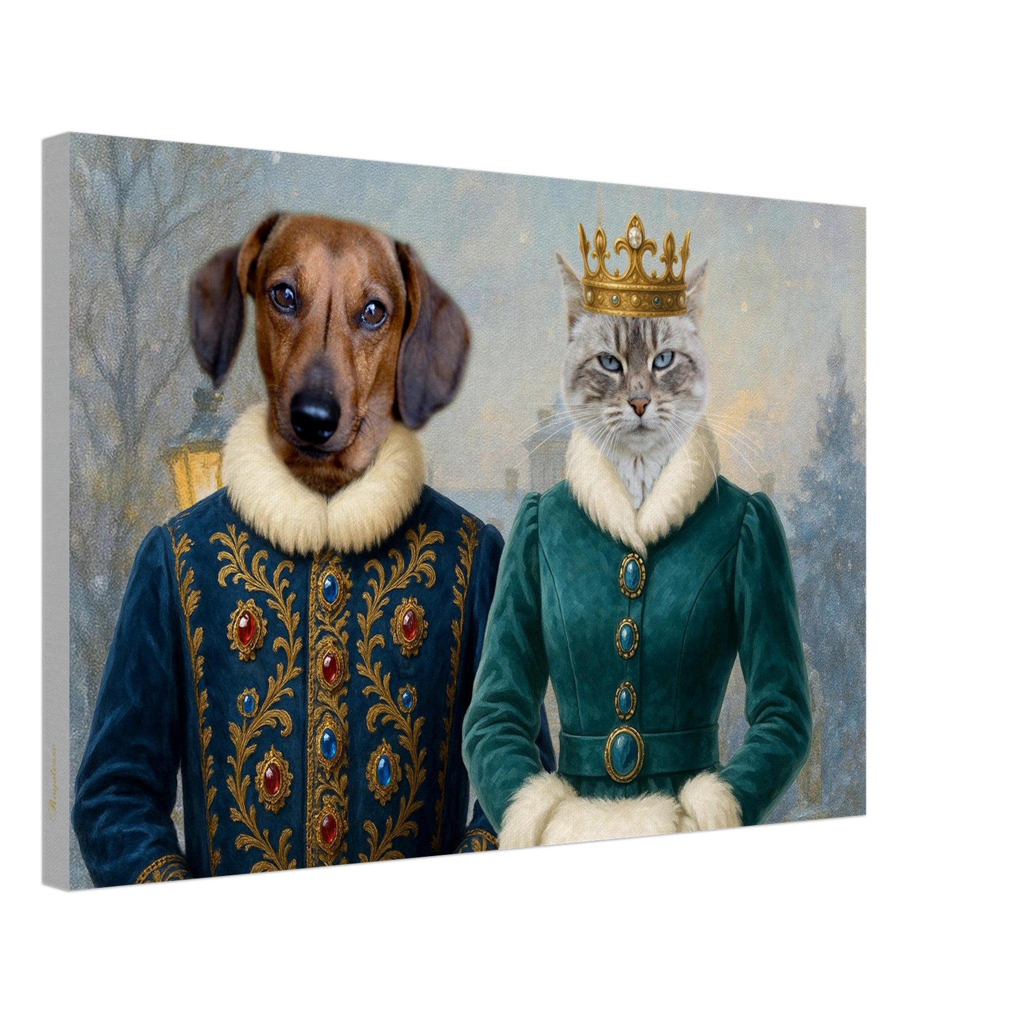 Toile décorative représentant un chien teckel en costume baroque bleu brodé d’or et de pierres précieuses aux côtés d’un chat gris couronné en robe verte fourrée sur fond de paysage hivernal.