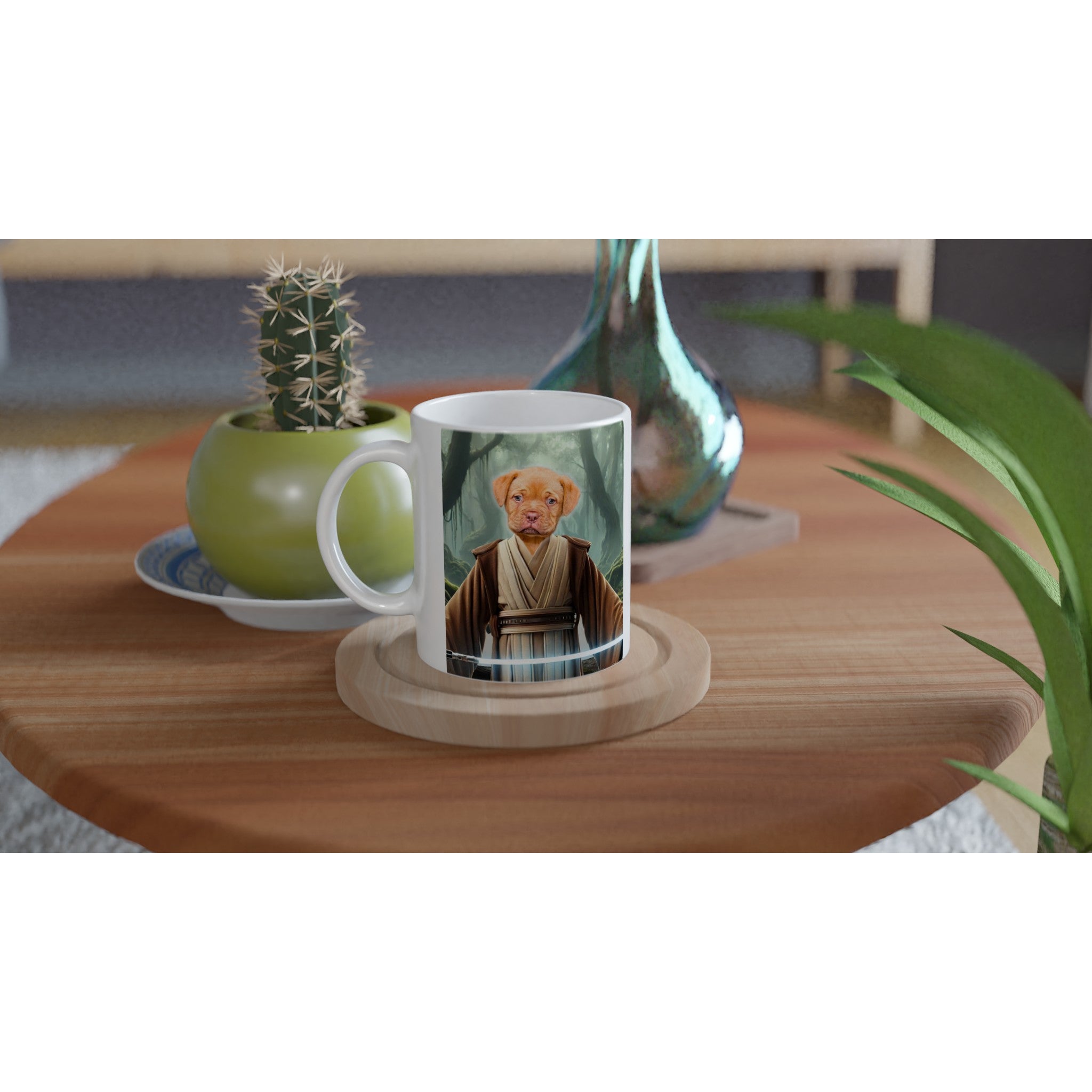 Tasse personnalisée en céramique blanche posée sur une table basse en bois, imprimée d’un chiot habillé en chevalier Jedi avec un sabre laser, entourée d’un cactus en pot vert, d’un vase décoratif et d’une plante d’intérieur.