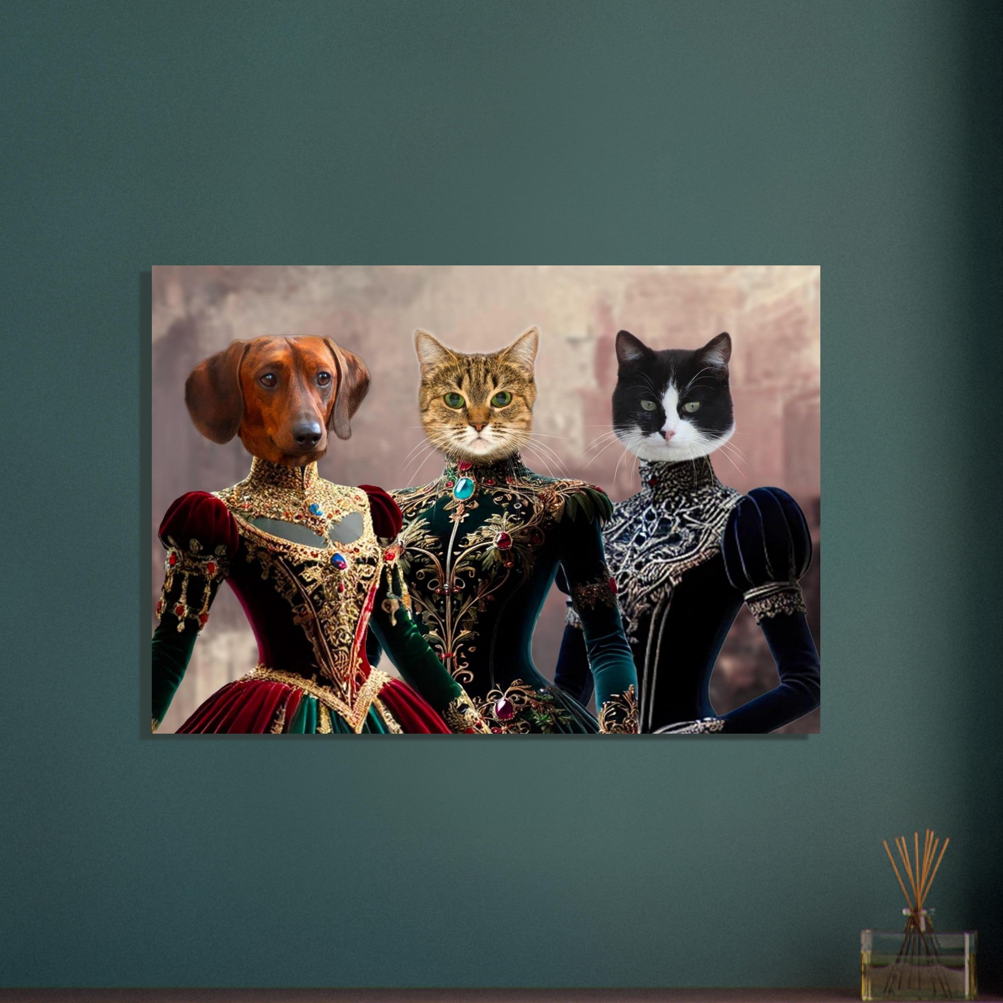 Tableau mural de trois animaux aristocratiques en robes Renaissance : un teckel roux en tenue rouge et or, un chat tigré en robe verte richement brodée et un chat noir et blanc en robe bleu nuit ornée.