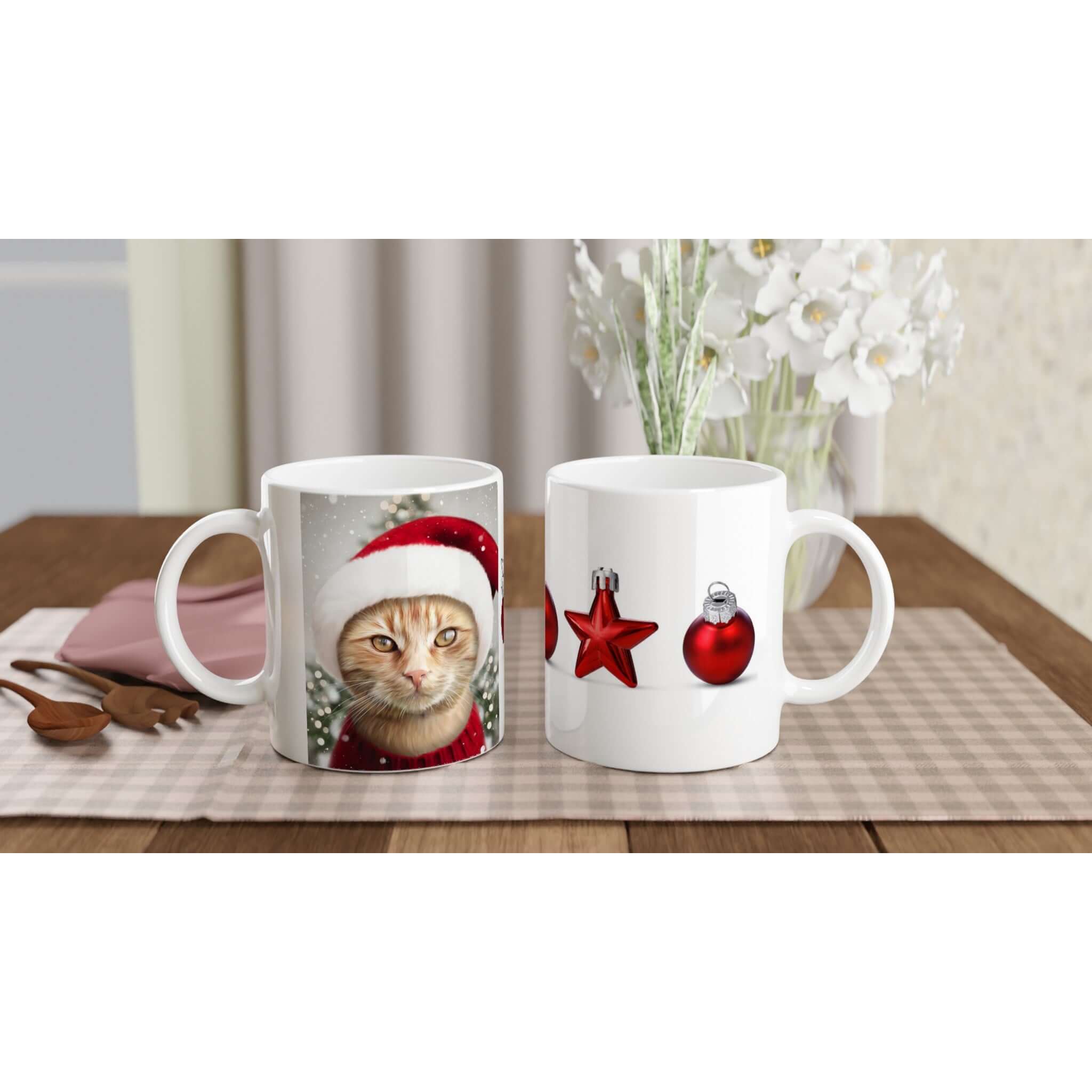 Deux mugs Noël, l'un avec chat en costume de Père Noël et l'autre avec ornements rouges, imprimés en France.