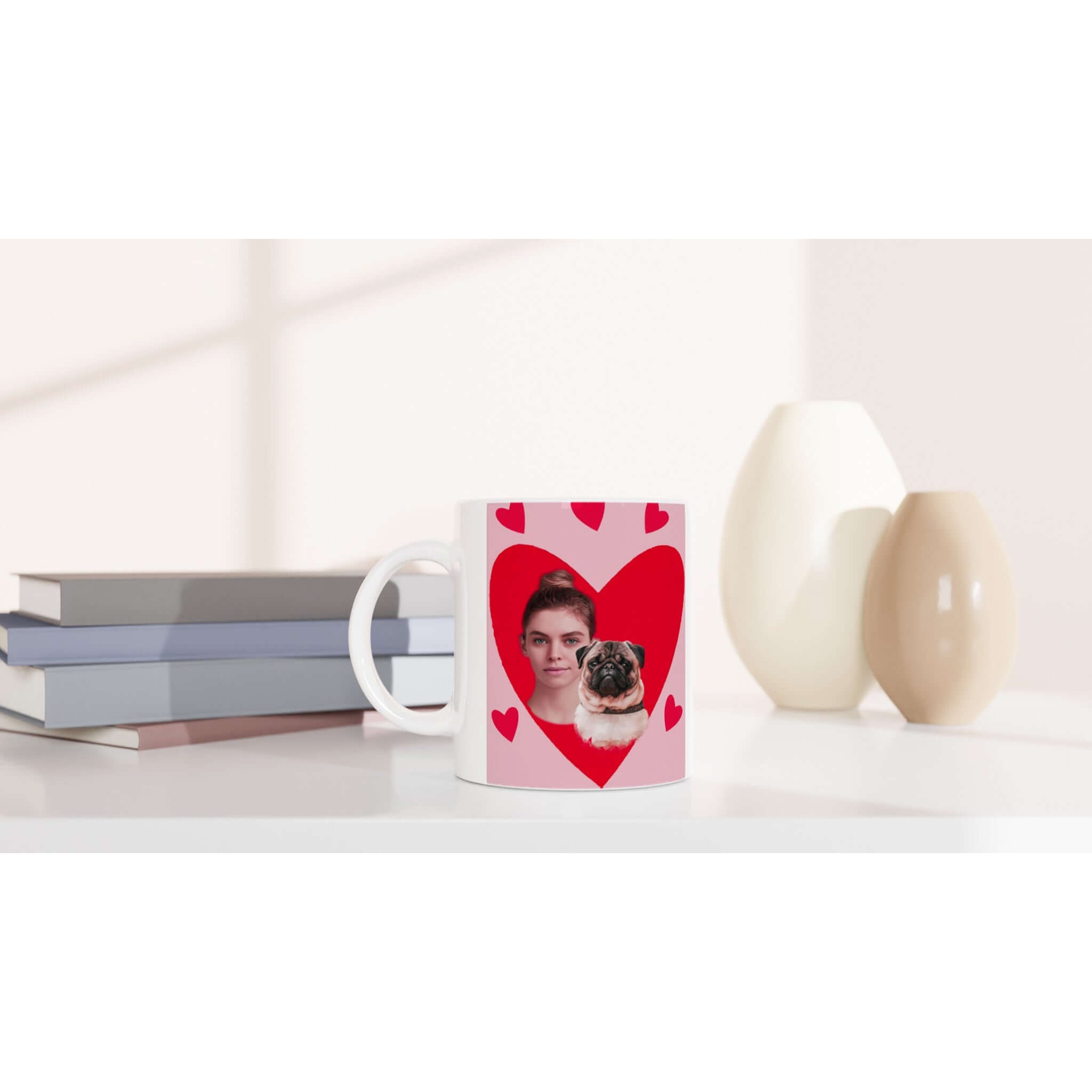 Mug personnalisé avec portrait d'animal de compagnie en costume, imprimé en France, sur une étagère avec livres et décorations.