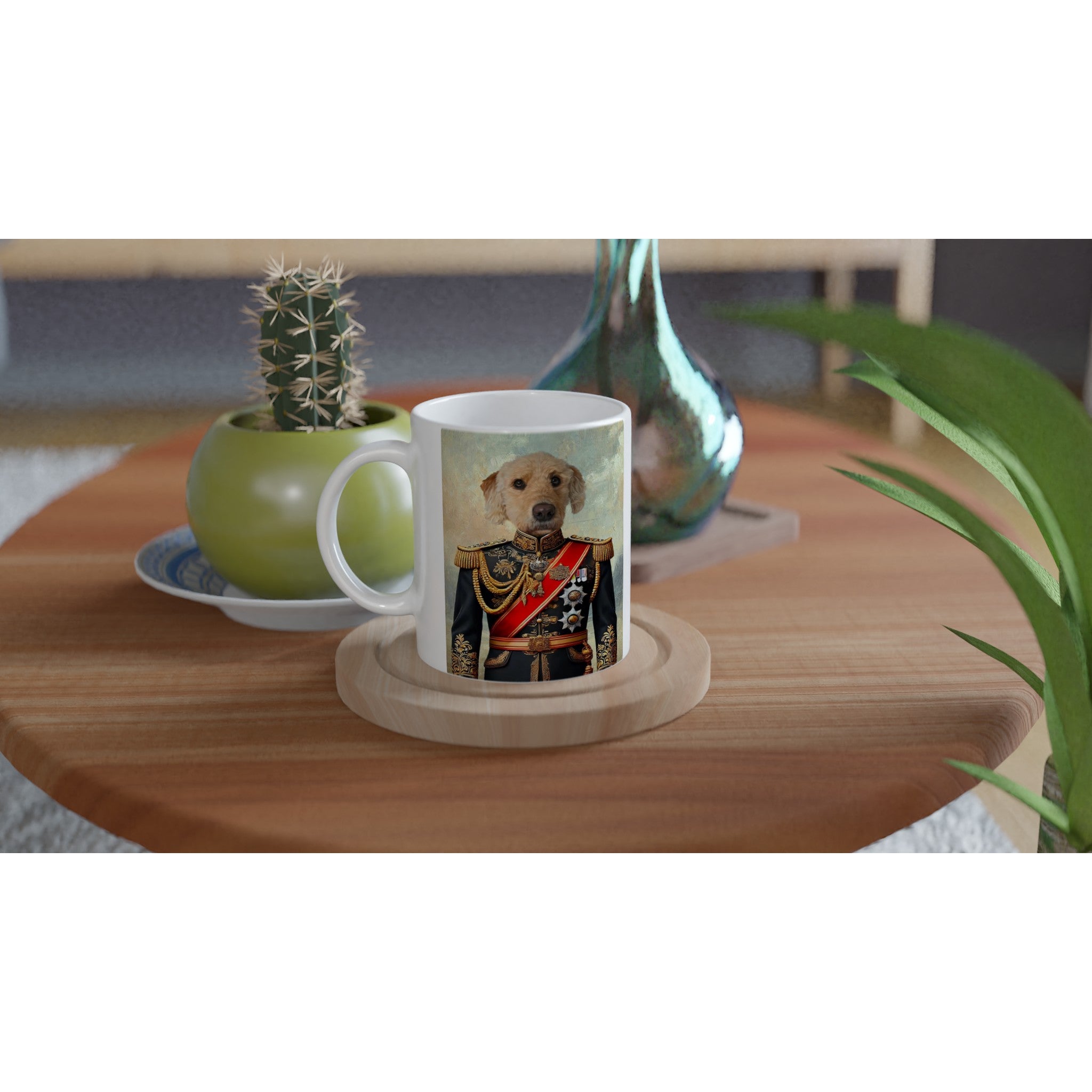 Mug blanc sur une table basse en bois, imprimé d’un portrait de chien en uniforme militaire d’apparat avec épaulettes dorées et écharpe rouge, à côté d’un petit cactus en pot vert et d’un vase décoratif
