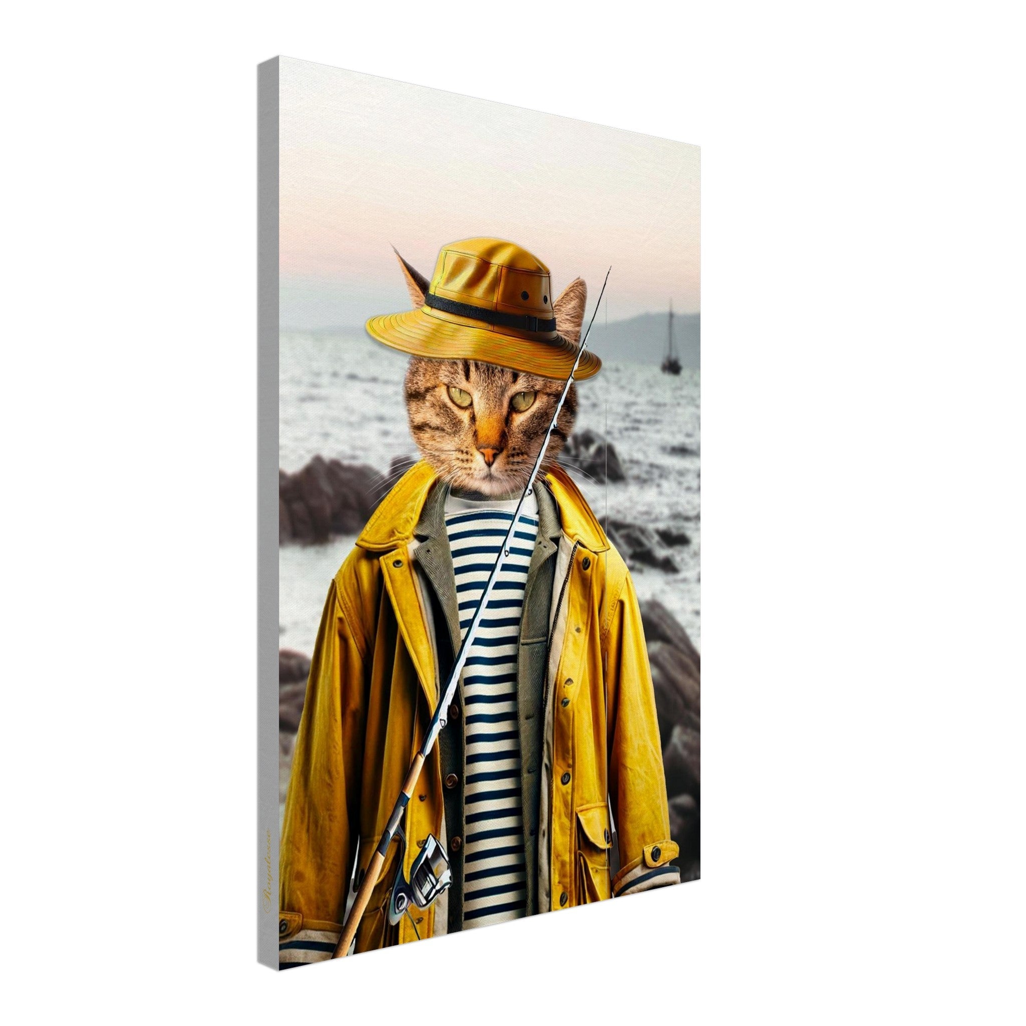 Chat tigré anthropomorphe en imperméable et chapeau de pêcheur jaunes, pull marinière bleu et blanc, tenant une canne à pêche devant une côte rocheuse au coucher du soleil