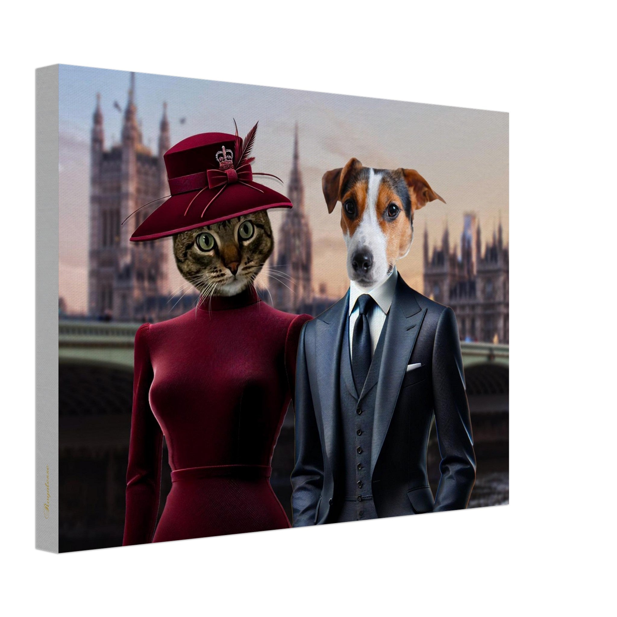 Portrait stylisé d’un chat habillé d’une élégante robe bordeaux et coiffé d’un chapeau orné d’une petite couronne, aux côtés d’un chien Jack Russell en costume trois-pièces noir, devant le palais de Westminster à Londres.