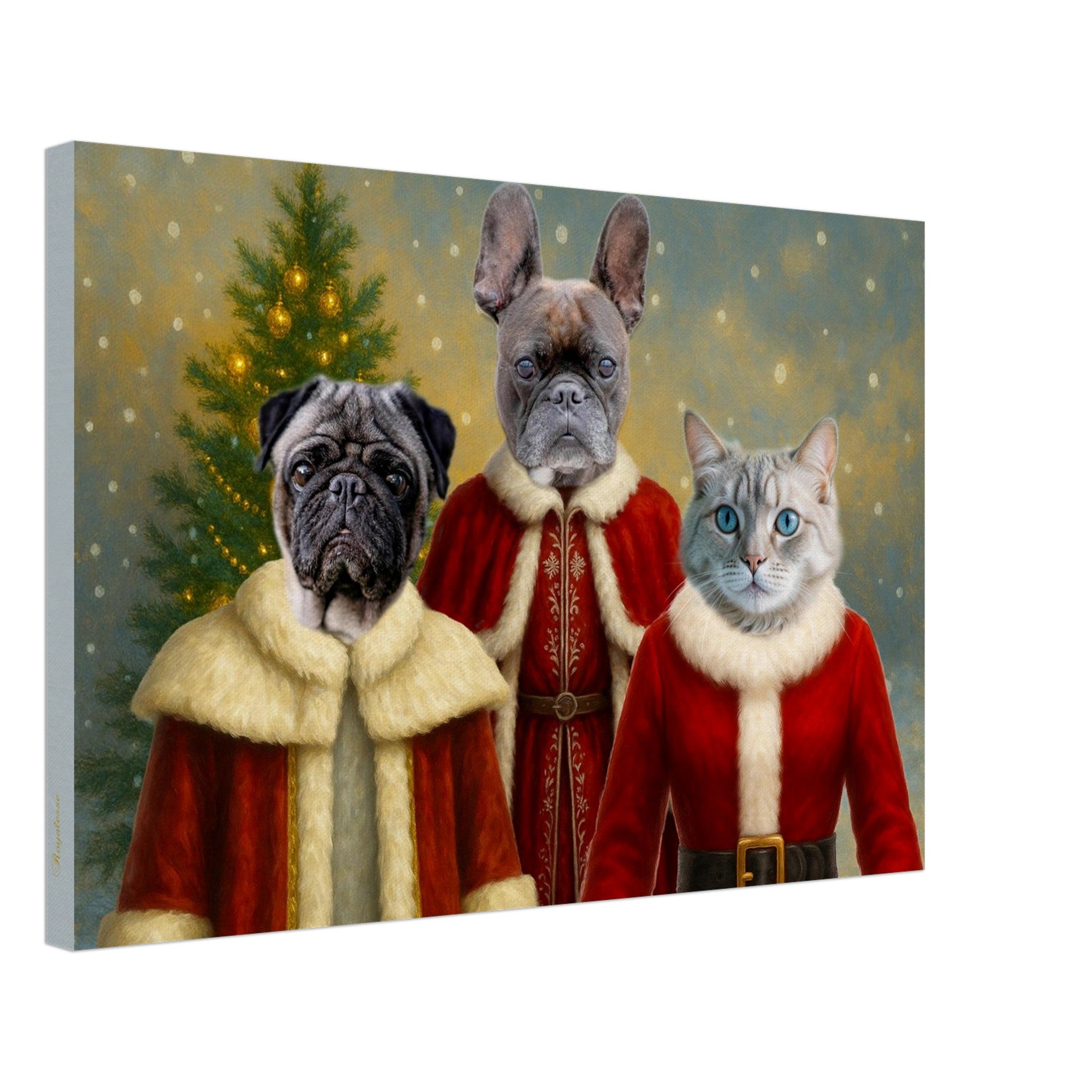 Trois animaux (carlin, bouledogue français, chat aux yeux bleus) en tenues de Père Noël devant un sapin décoré de boules dorées.