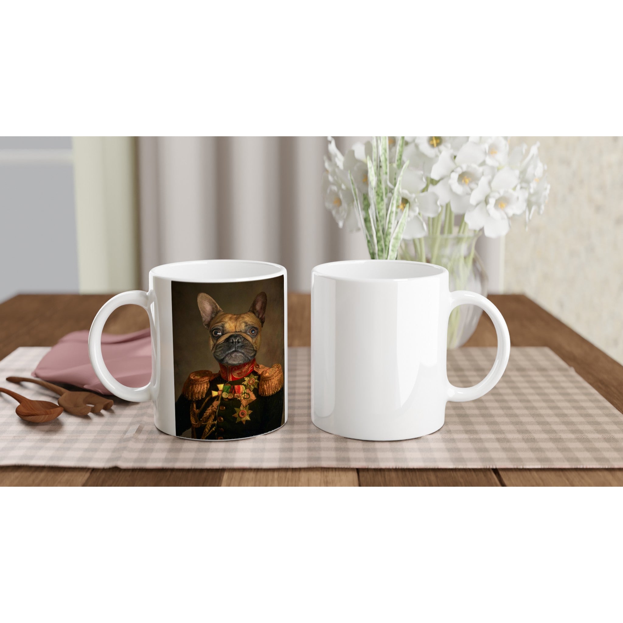 Mug en céramique avec portrait d'animal en costume, imprimé en France, sur une table avec fleurs blanches et nappe à carreaux.