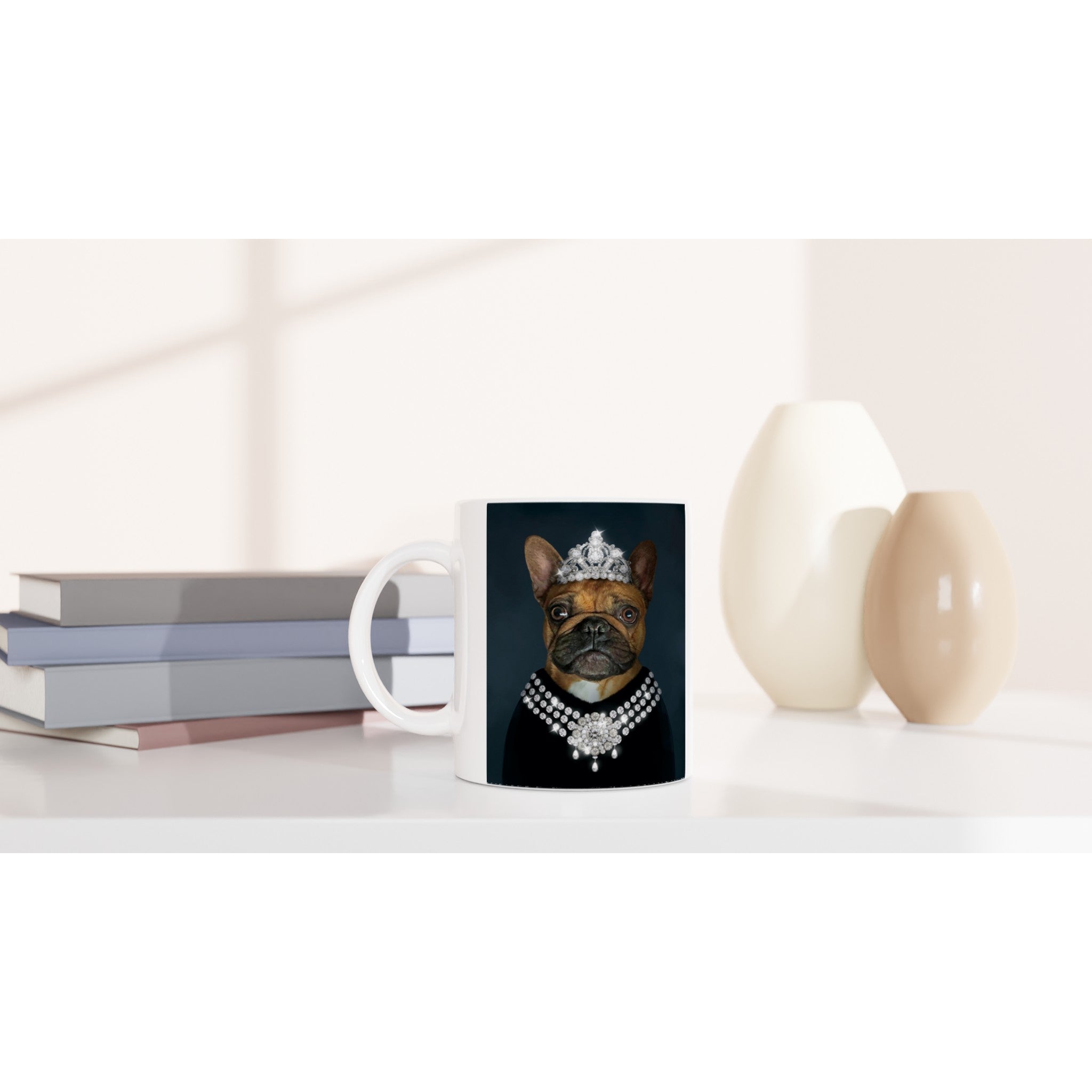 Mug en céramique avec portrait de chien en costume royal, imprimé en France. Élégance unique pour vos boissons
