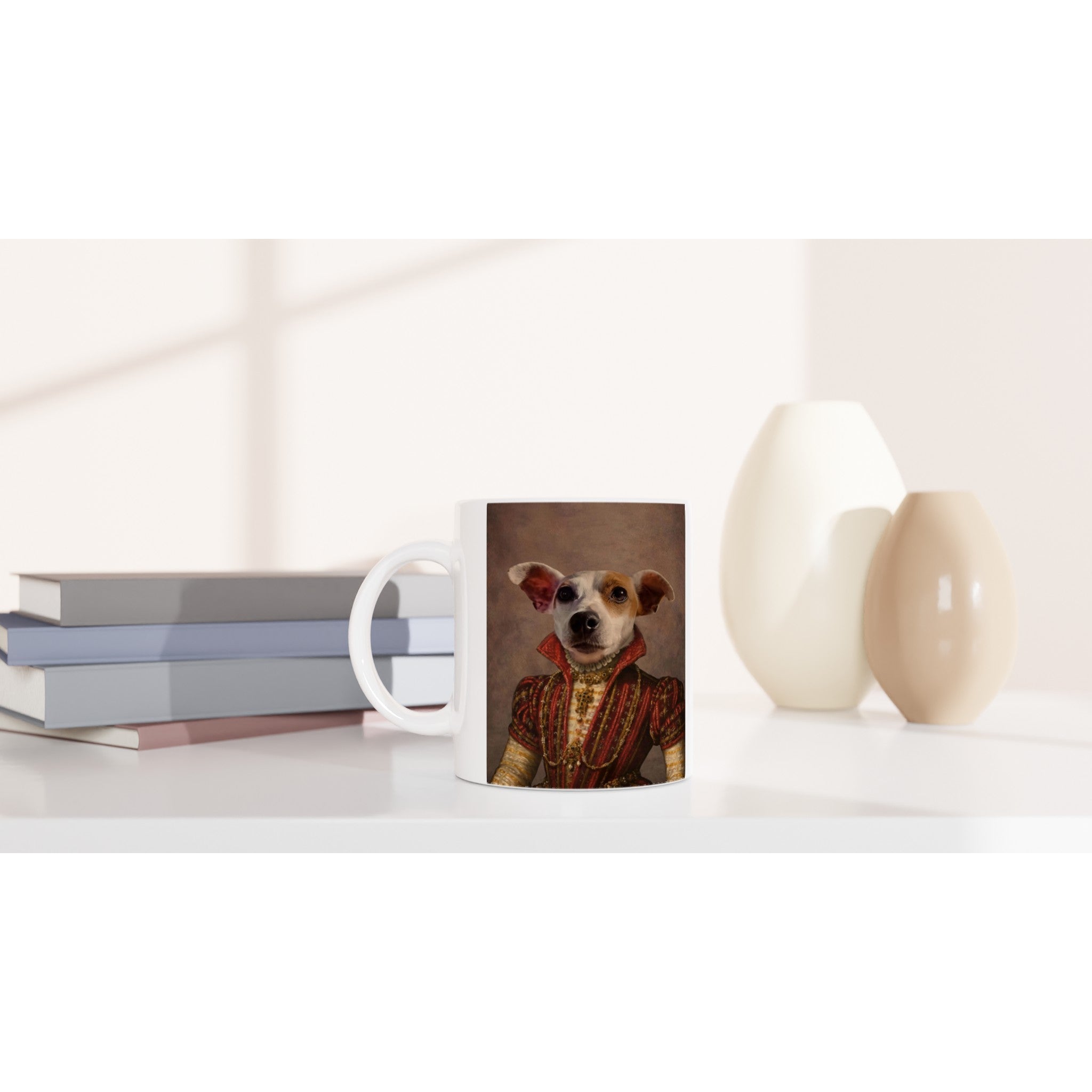 Mug en céramique avec portrait d'animal en costume, conçu en France, posé sur une table élégante.