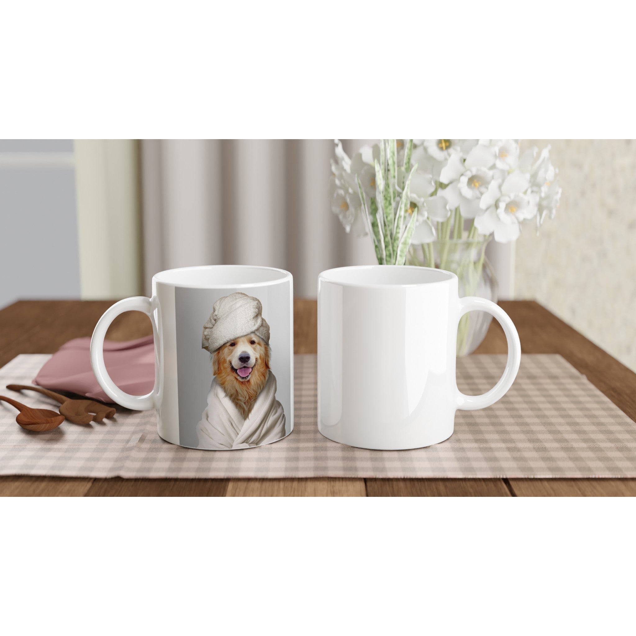 Mug personnalisé en céramique avec portrait d'animal de compagnie en peignoir, imprimé en France, sur une table avec fleurs blanches.