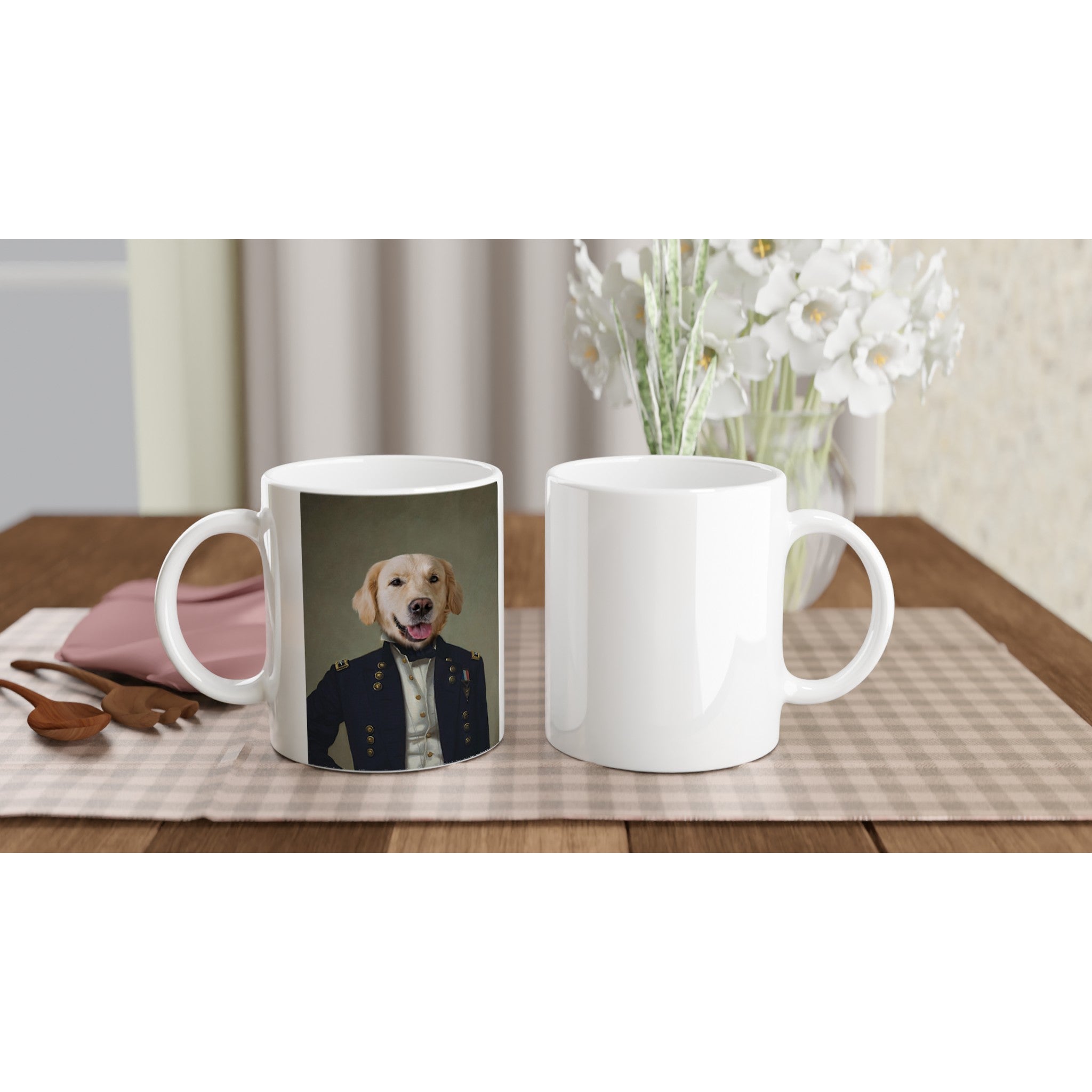 Mug céramique personnalisé avec portrait de chien en costume, imprimé en France, sur table avec fleurs blanches.