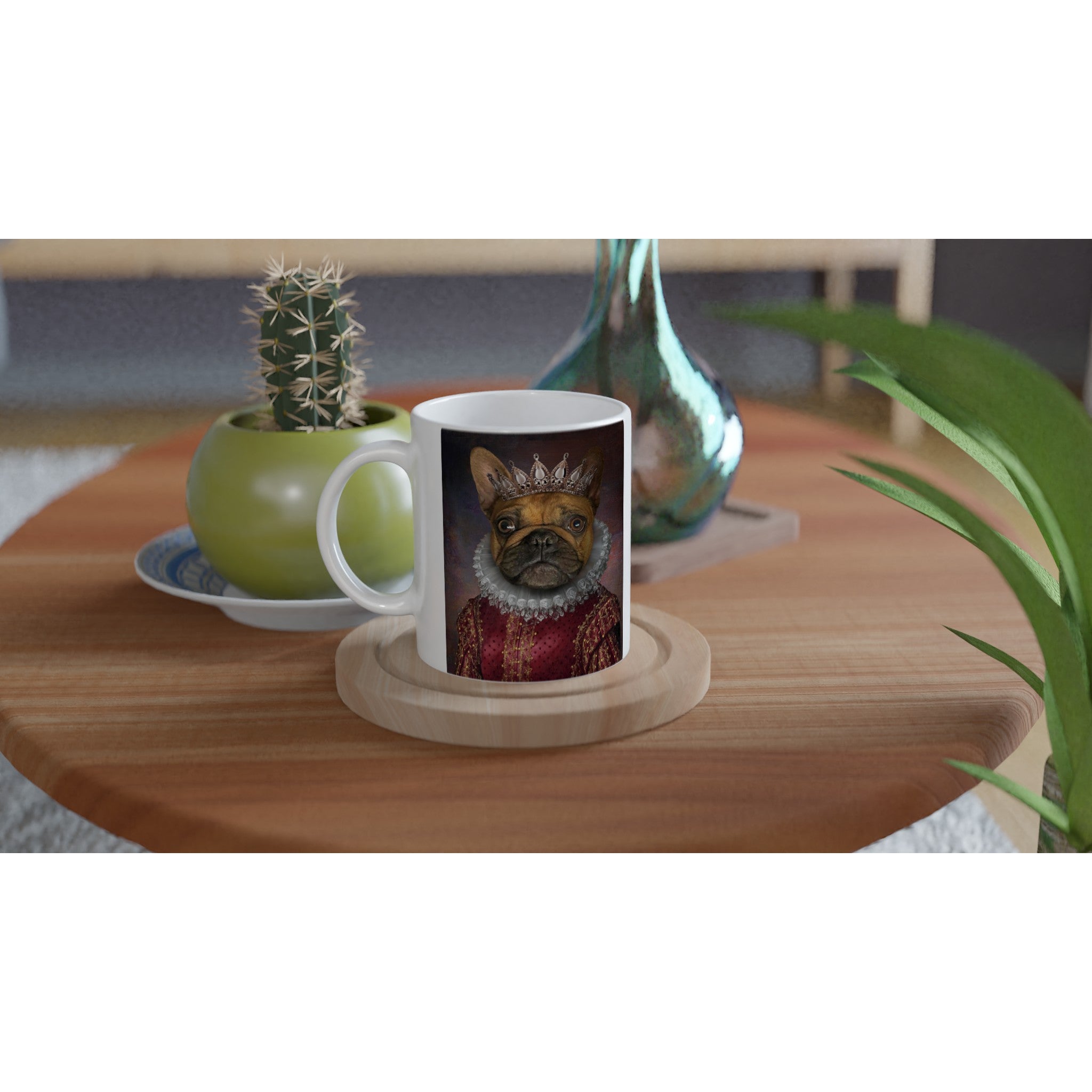 Mug REINE MARGUERITE avec portrait d'animal en costume, imprimé en France, sur une table avec décoration moderne.
