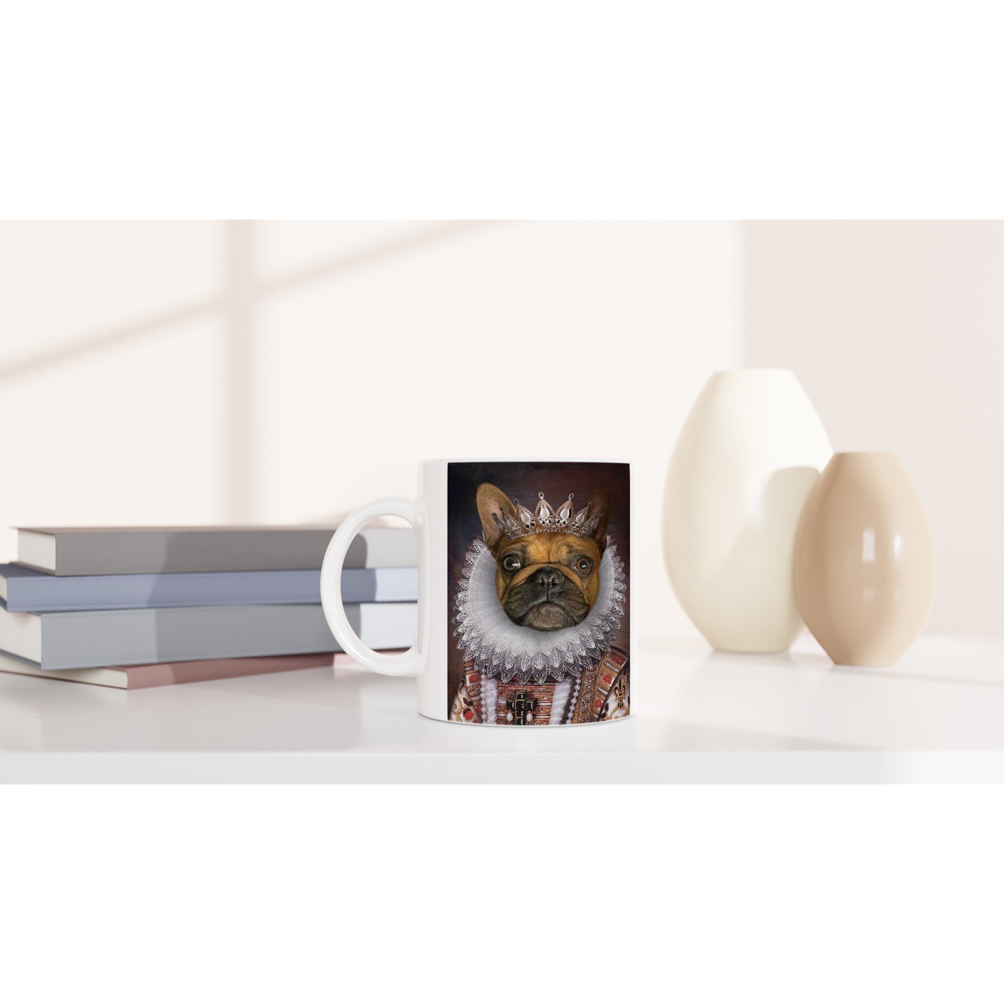 Mug en céramique avec portrait royal d'un chien en costume, imprimé en France, sur une table avec vases et livres